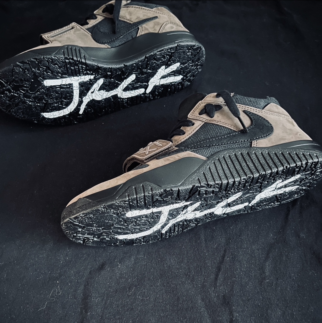 Jordan x Travis Scott Jumpman Jack TR Black and Dark Mocha 착용 스타일 - 2