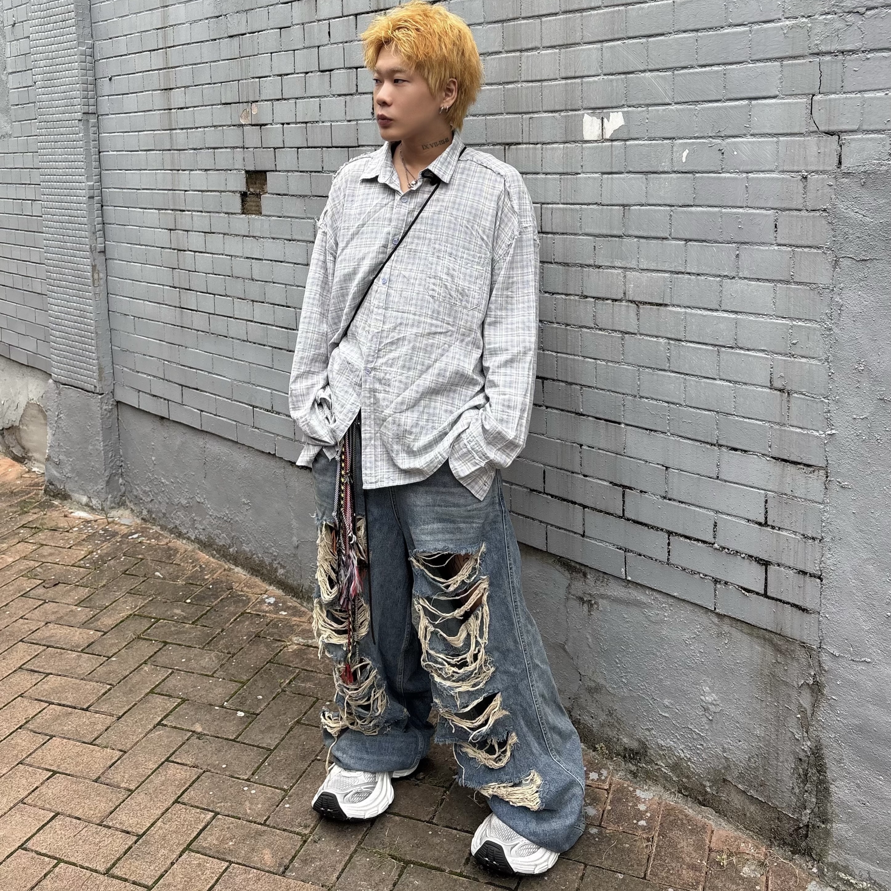 Balenciaga 10XL Sneakers White Grey Silver Black 착용 스타일 - 2