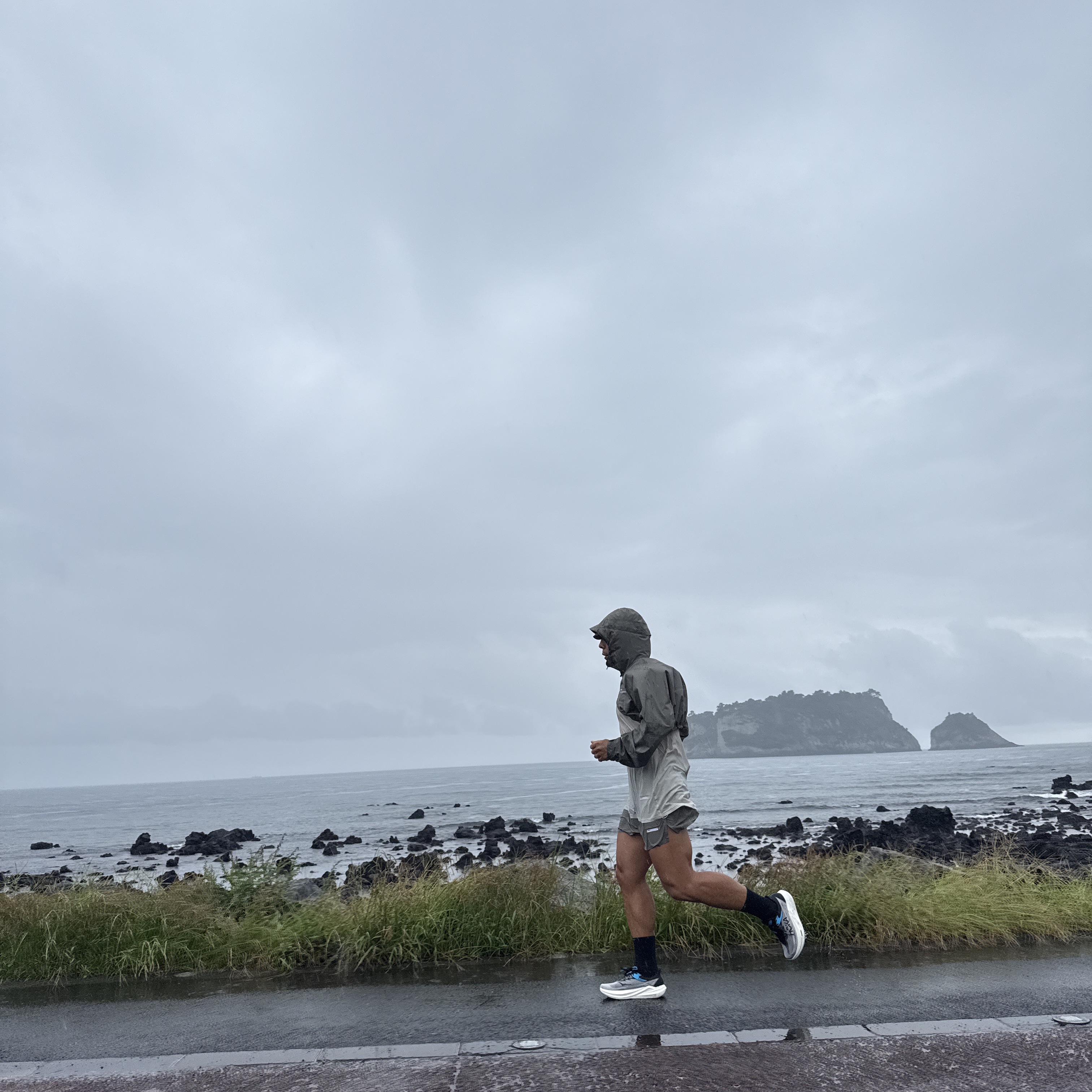 The North Face x Hyke GTX Trail Bolero Falcon Gray, Hoka Rocket X 3 White Black 착용 스타일 - 3