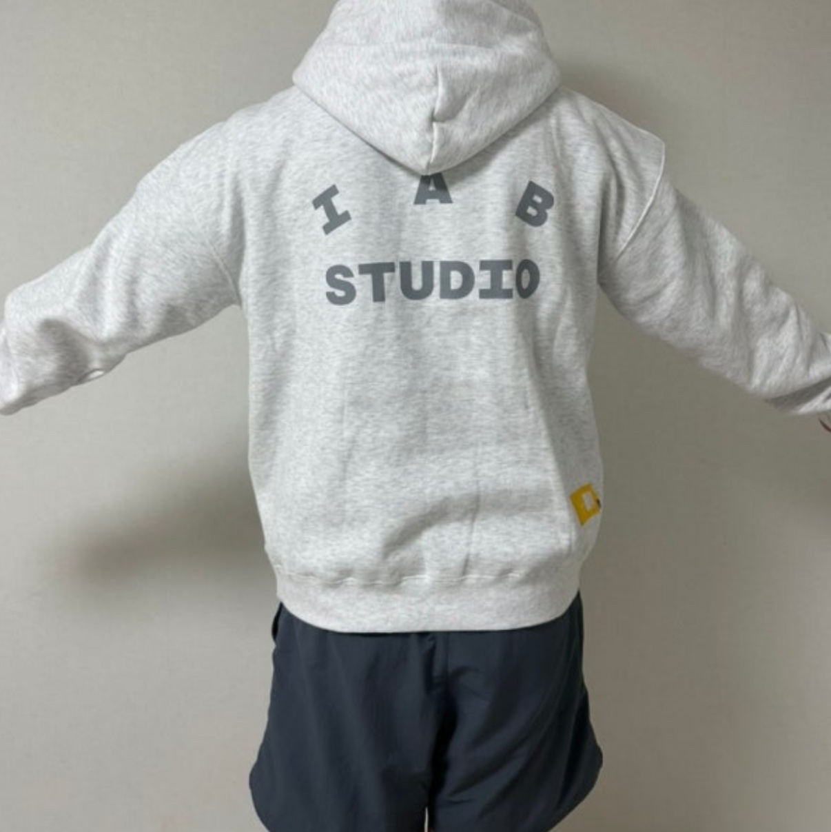 IAB Studio Hoodie Light Gray 착용 스타일