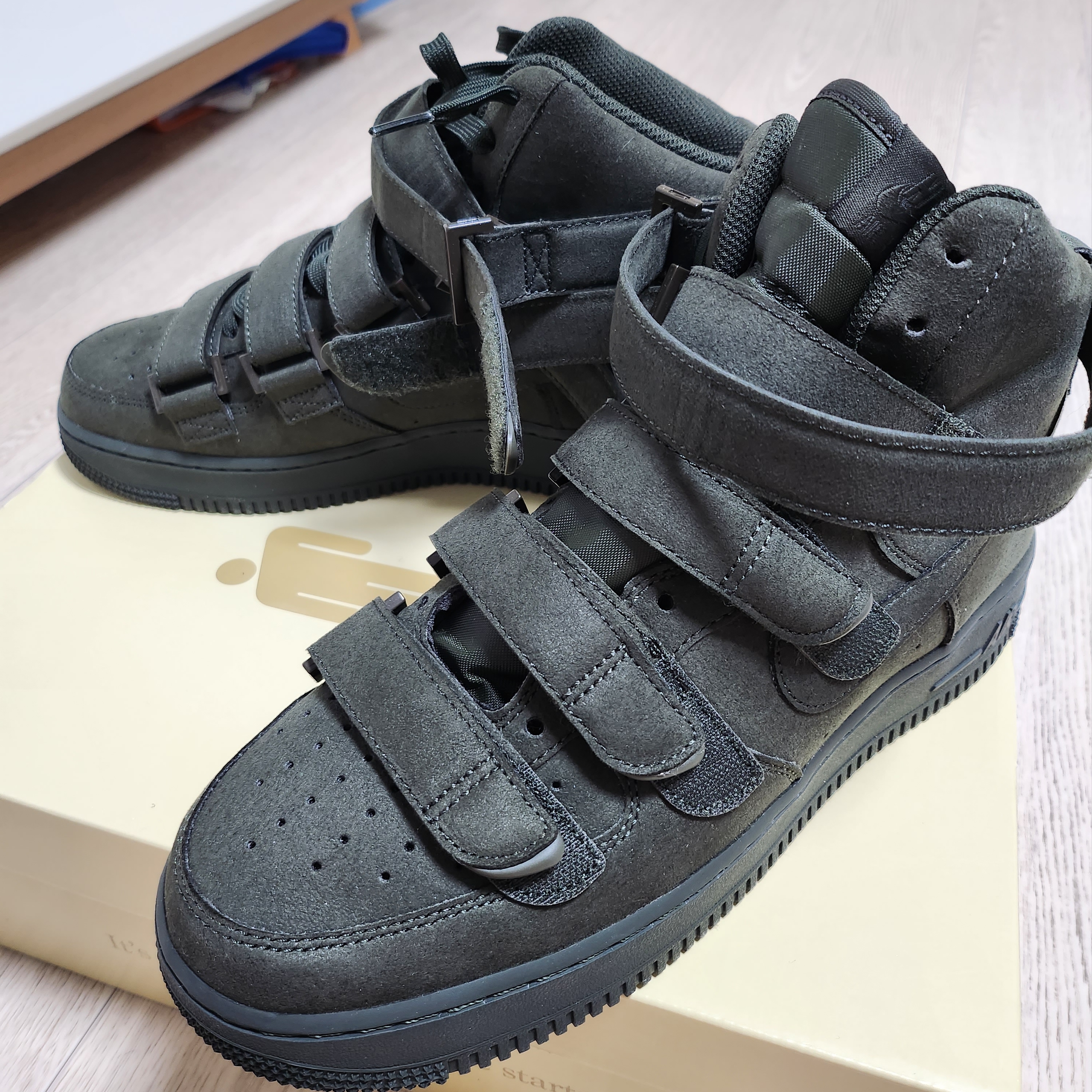 Nike x Billie Eilish Air Force 1 High '07 SP Sequoia 착용 스타일