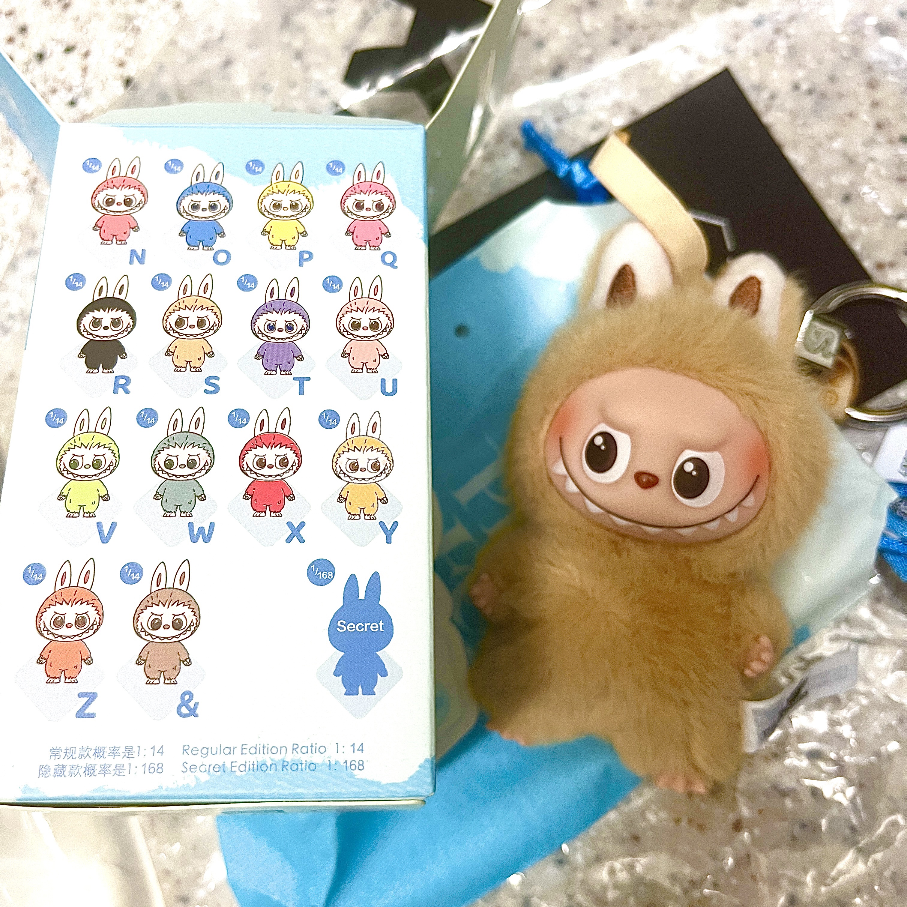 Pop Mart Labubu The Monsters Pin For Love Series Vinyl Plush Pendant Sealed Case (N-Z) (1 Blind Box) 착용 스타일