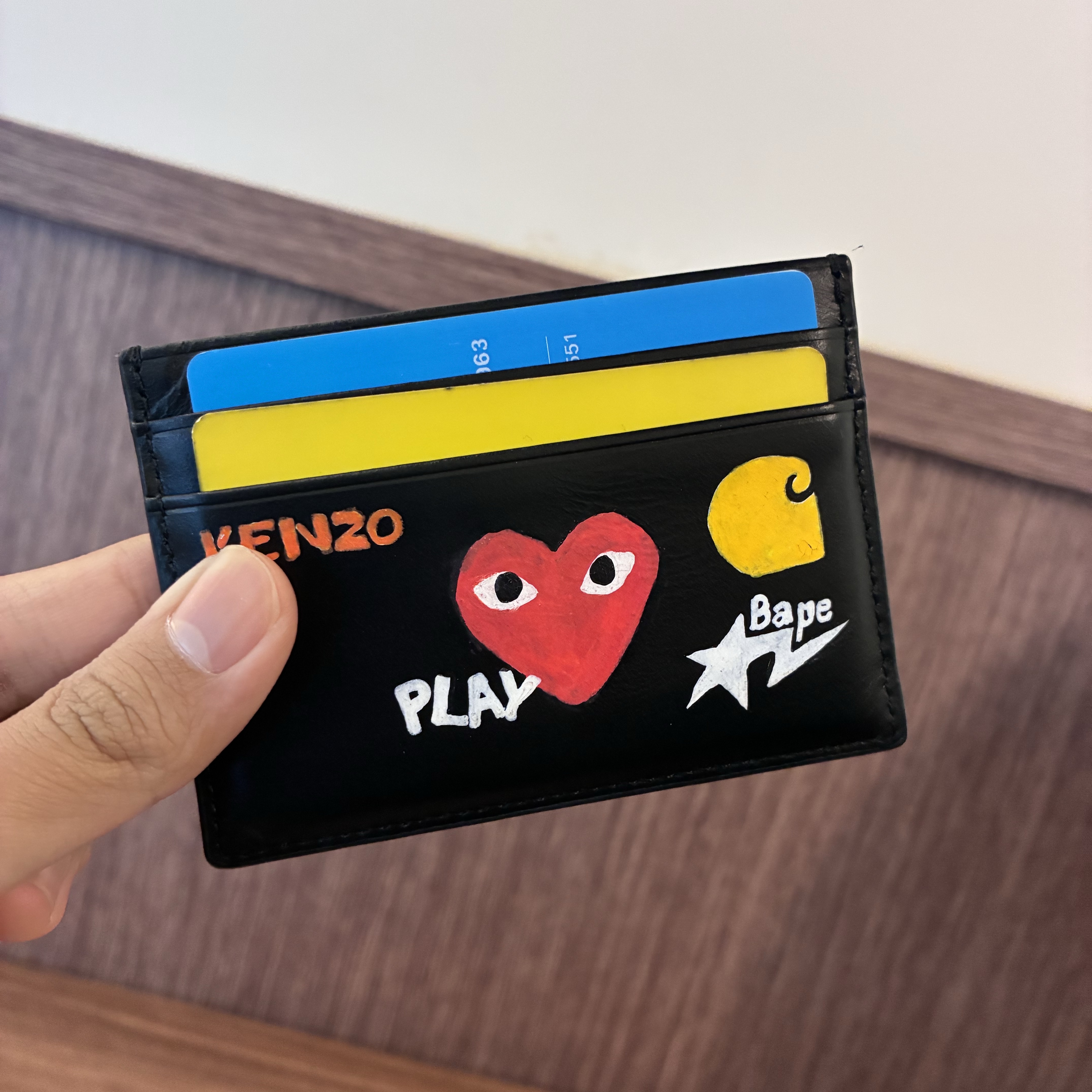 Matin Kim Vintage Card Wallet Black 착용 스타일 - 1