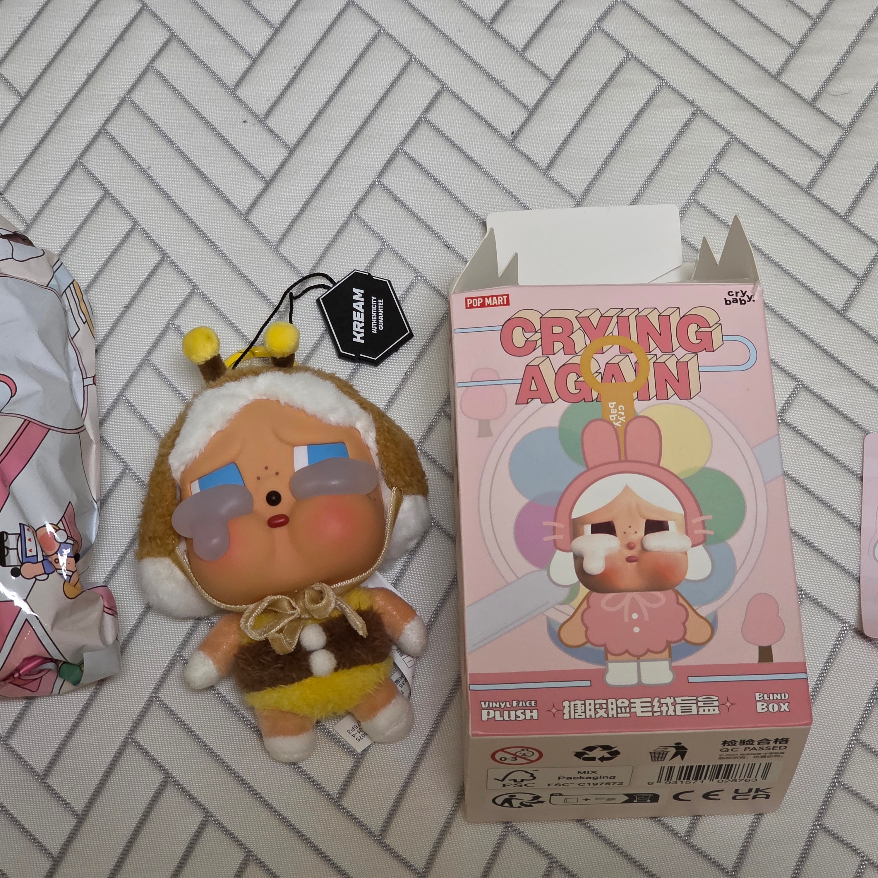 Pop Mart Crybaby Crying Again Series Plush Keyring I'll Bring You A Flower (Opened Case) 착용 스타일