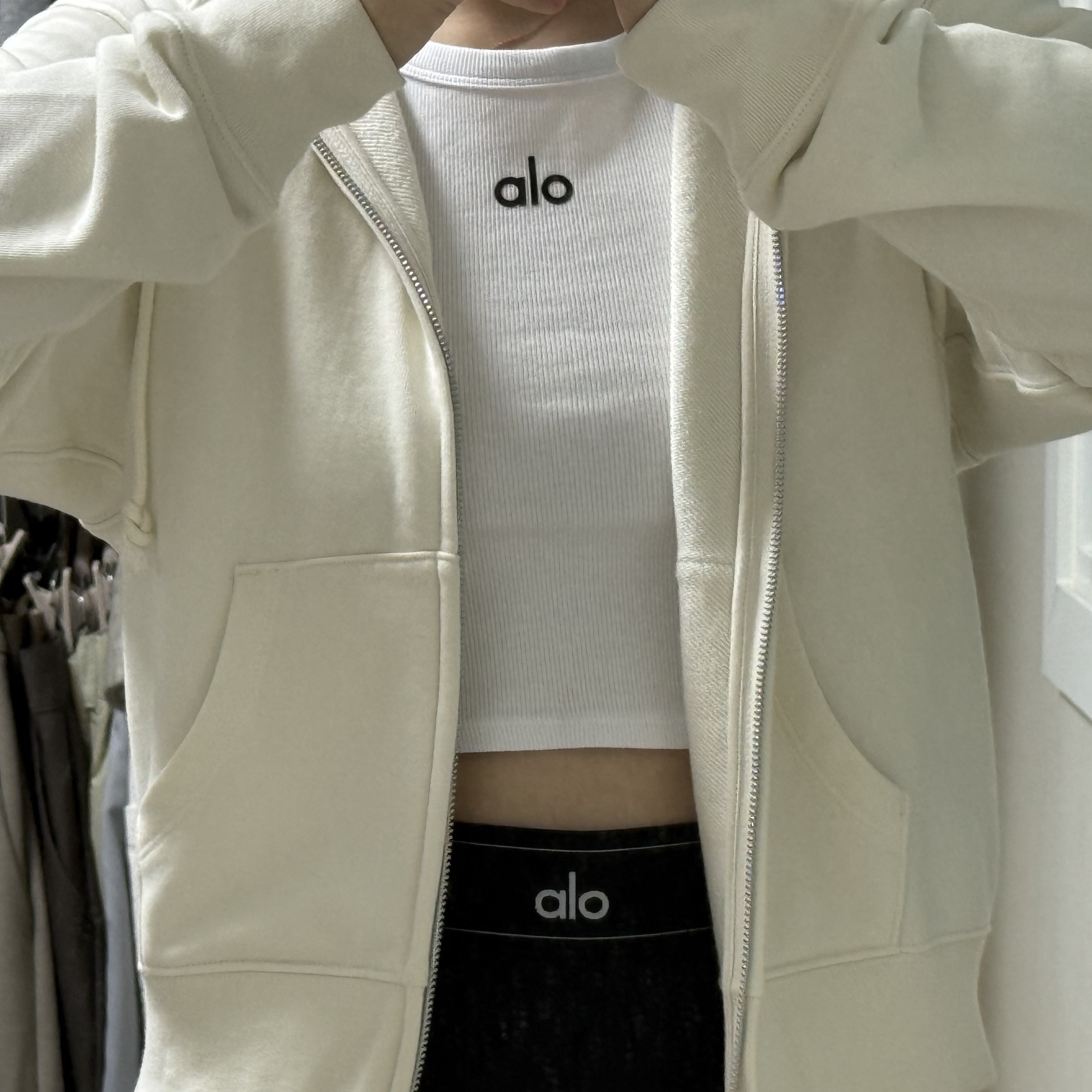 (W) Alo Yoga Regular Suit Up Trousers Black, (W) Alo Yoga Aspire Tank White 착용 스타일