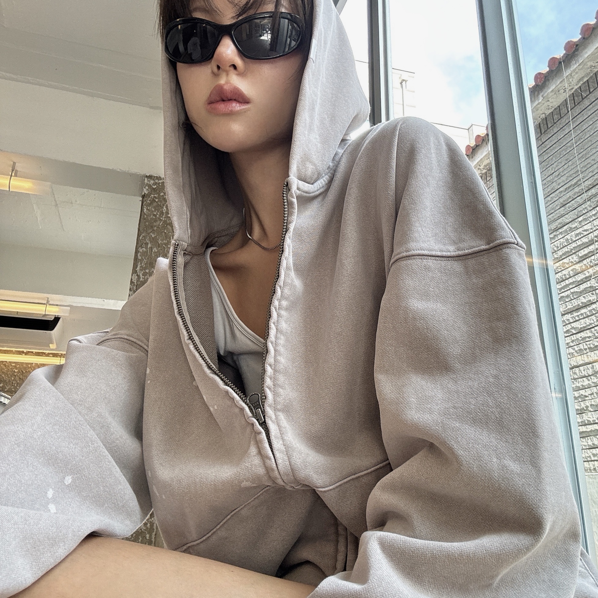[KREAM 단독] NOMANUAL Painted Hooded Zip-up Washed Warm Gray 착용 스타일 - 10