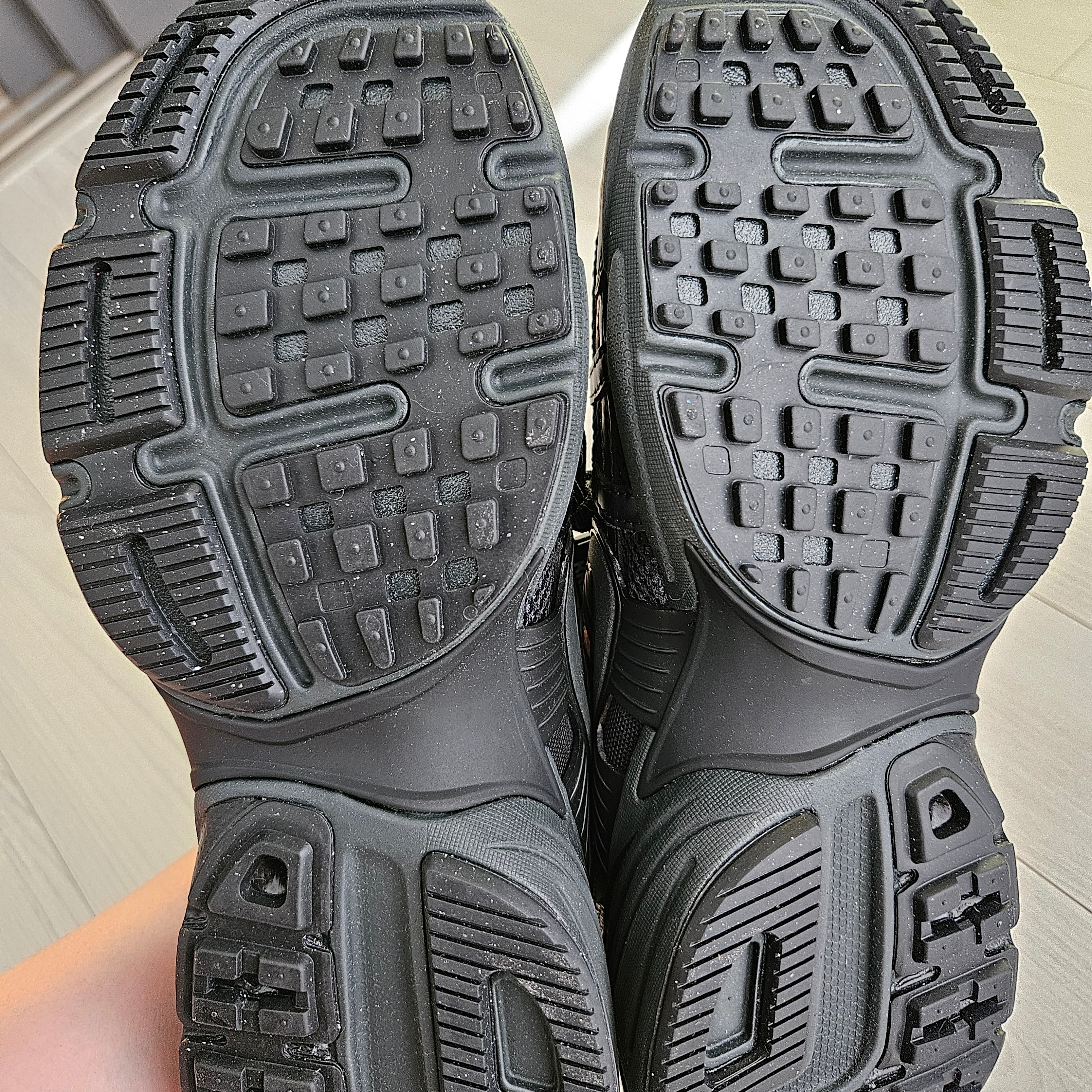 Nike V2K Run Black Anthracite 착용 스타일 - 2