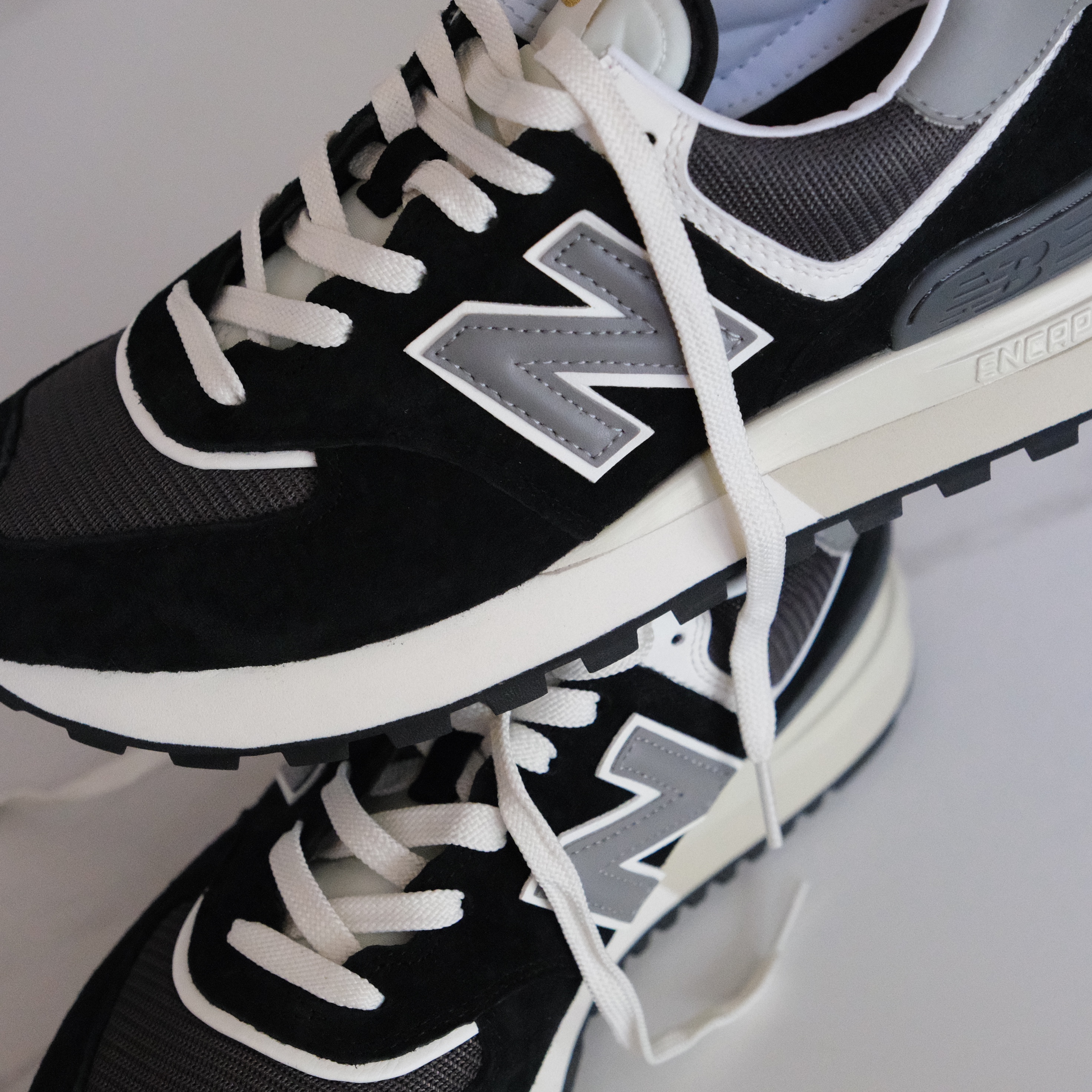 New Balance 574 Legacy Black 착용 스타일 - 3