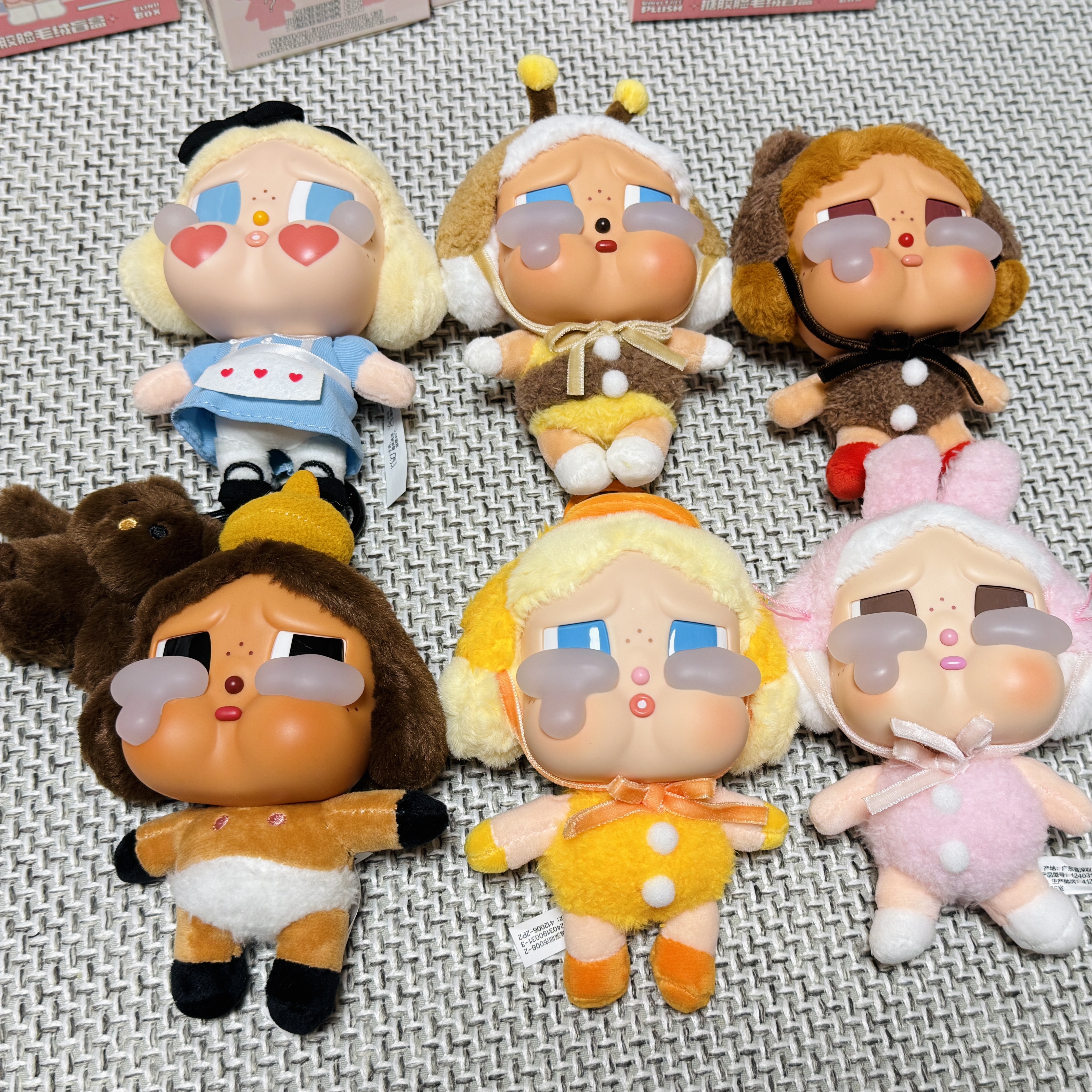 Pop Mart Crybaby Crying Again Series Plush Keyring Sealed Case (6 Blind Boxes) 착용 스타일