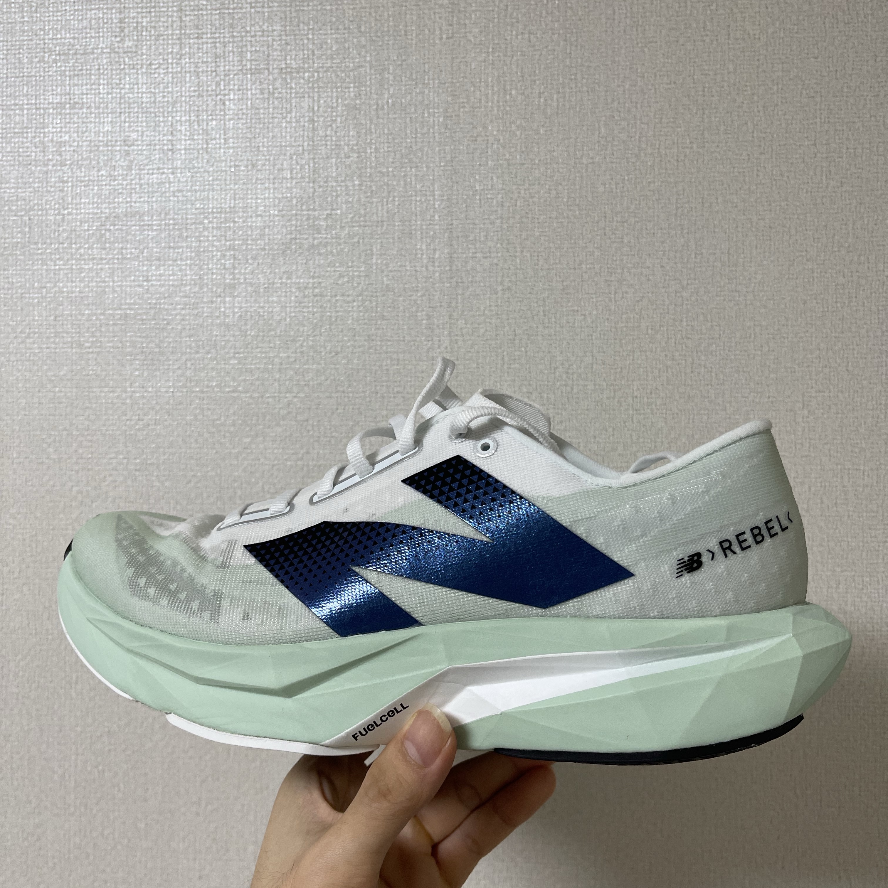 New Balance FuelCell Rebel v4 Clay Ash White - 2E Wide 착용 스타일 - 2
