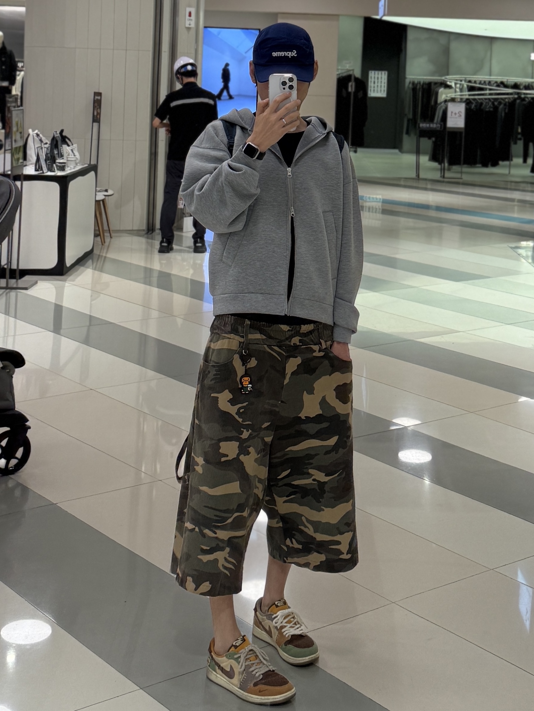 Jordan 1 x Zion Williamson Retro Low OG Flax and Oil Green, SLOW RECORD HOUSE Carpenter Bermuda Wide Camo Pants Vintage Green 착용 스타일 - 1