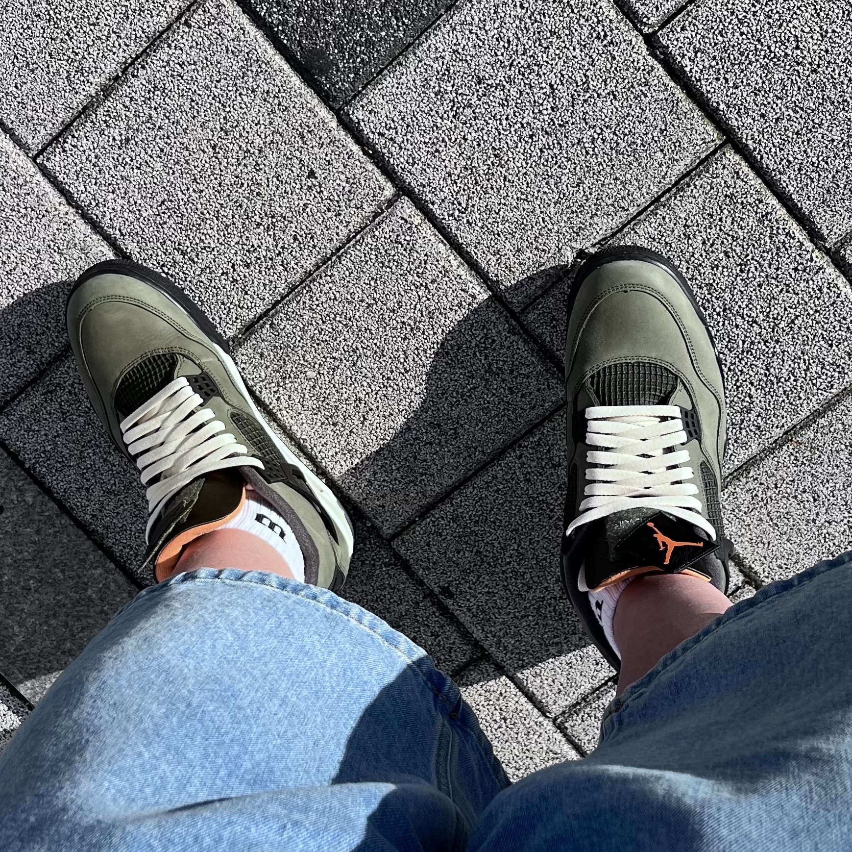 Jordan 4 x Undefeated Retro OG SP Deep Green and Clementine 착용 스타일 - 3