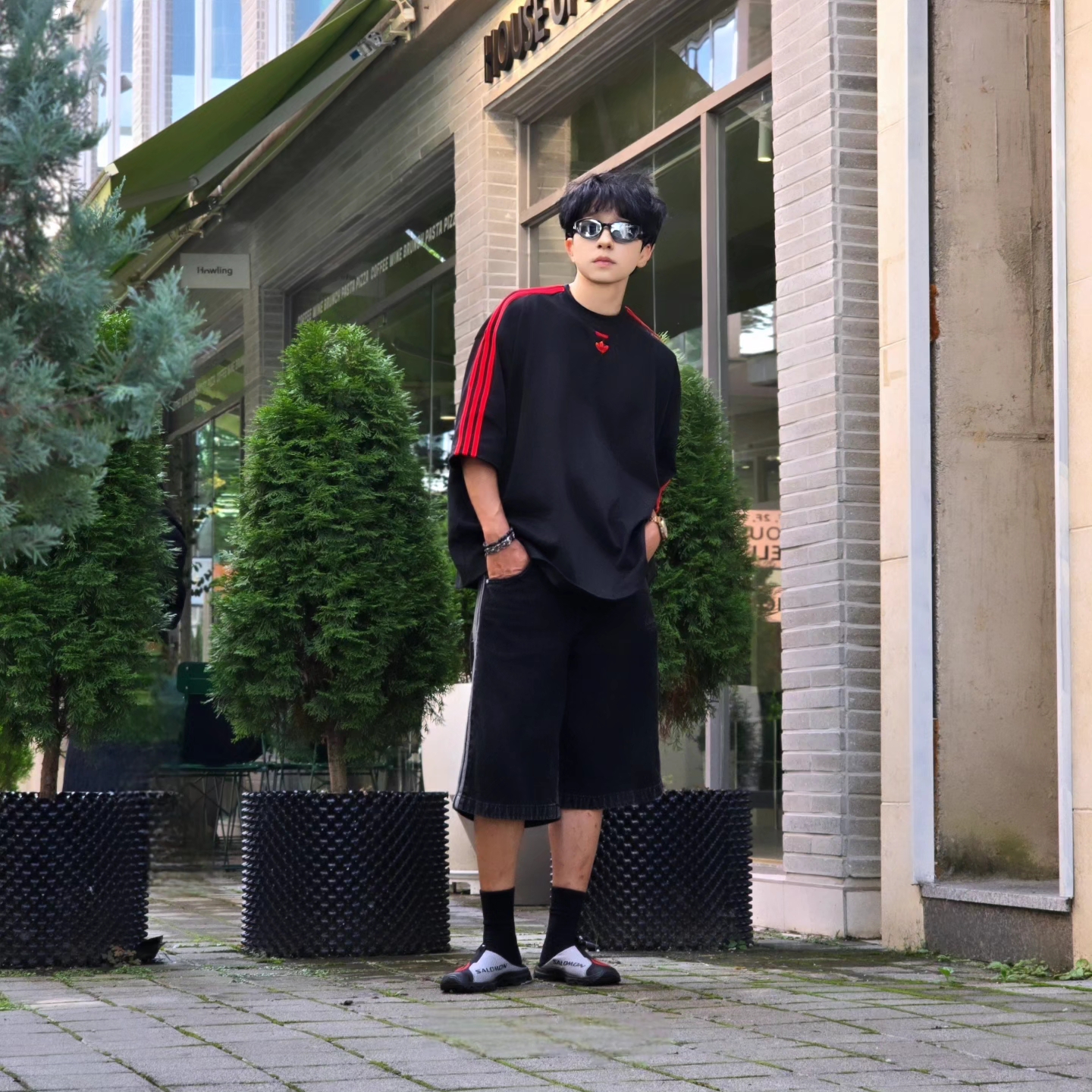 Adidas x Willy Chavarria Chavarria Signature T-Shirt Black - KR Sizing, Adidas Adicolor Denim Firebird Shorts True Black Denim - KR Sizing 착용 스타일 - 3