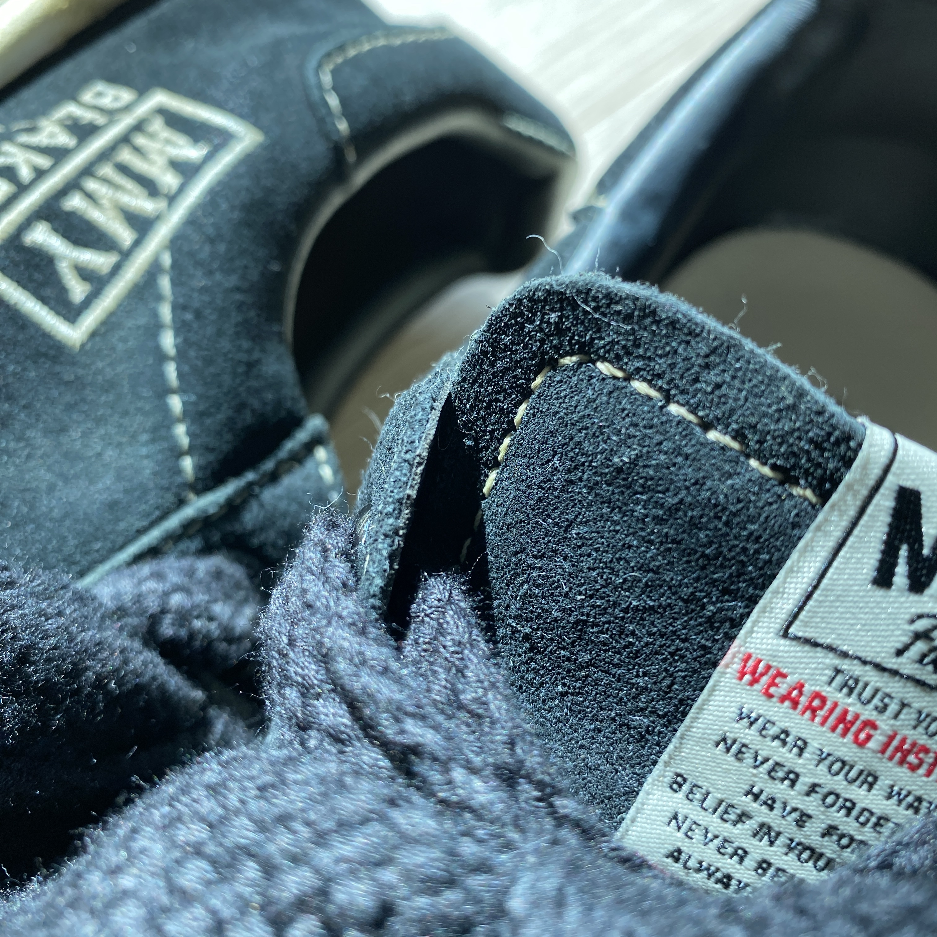 Maison Mihara Yasuhiro Blakey OG Sole Suede Low-top Sneakers Black 착용 스타일 - 3