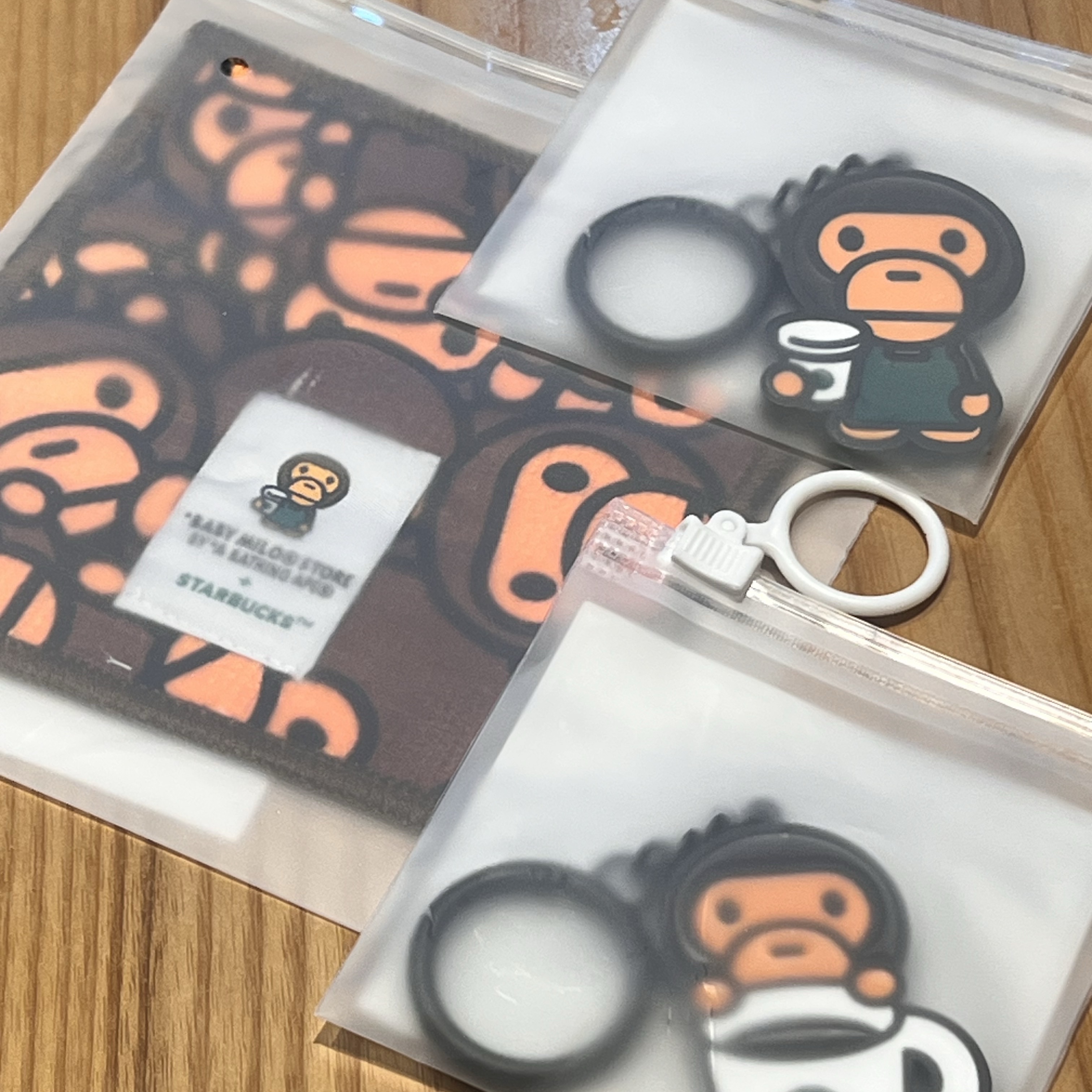 Starbucks x BAPE Baby Milo Coaster, Starbucks x BAPE Baby Milo Keychain 착용 스타일