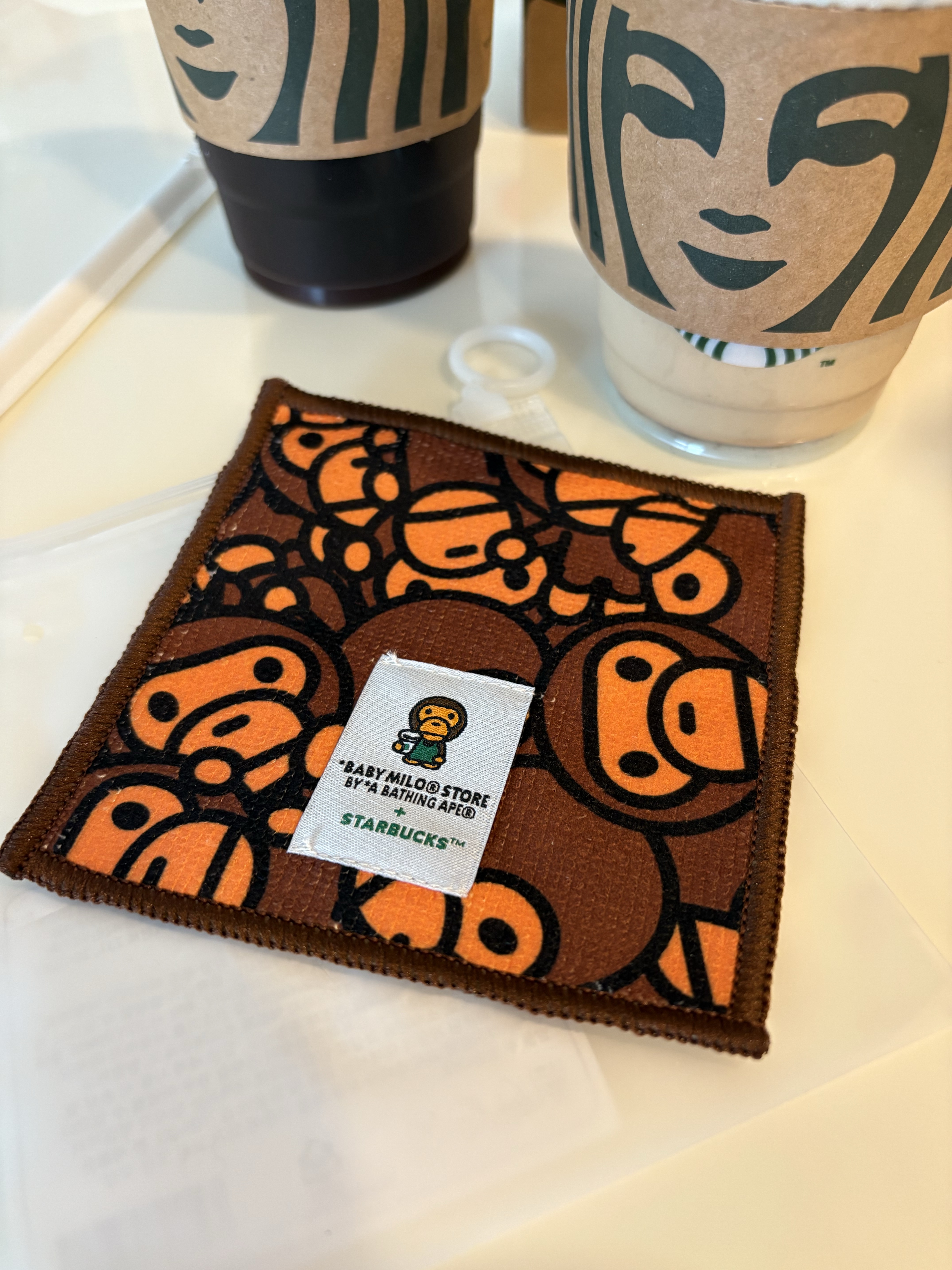 Starbucks x BAPE Baby Milo Coaster, BAPE Baby Milo MagSafe Card Holder Black 착용 스타일 - 1