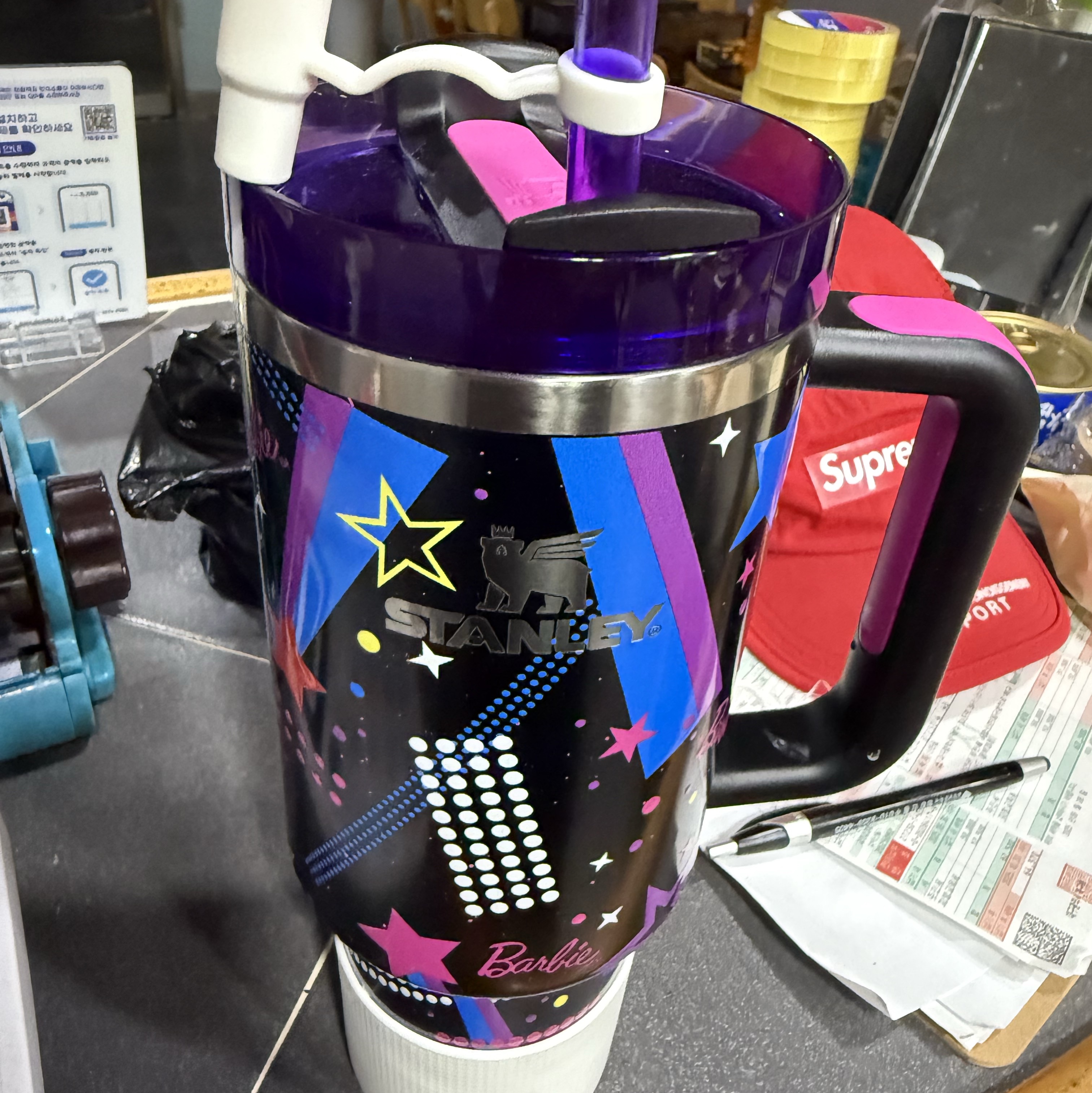 Stanley x Barbie Quencher H2.0 FlowState Tumbler 1.18L 80’s Rockers Black 착용 스타일
