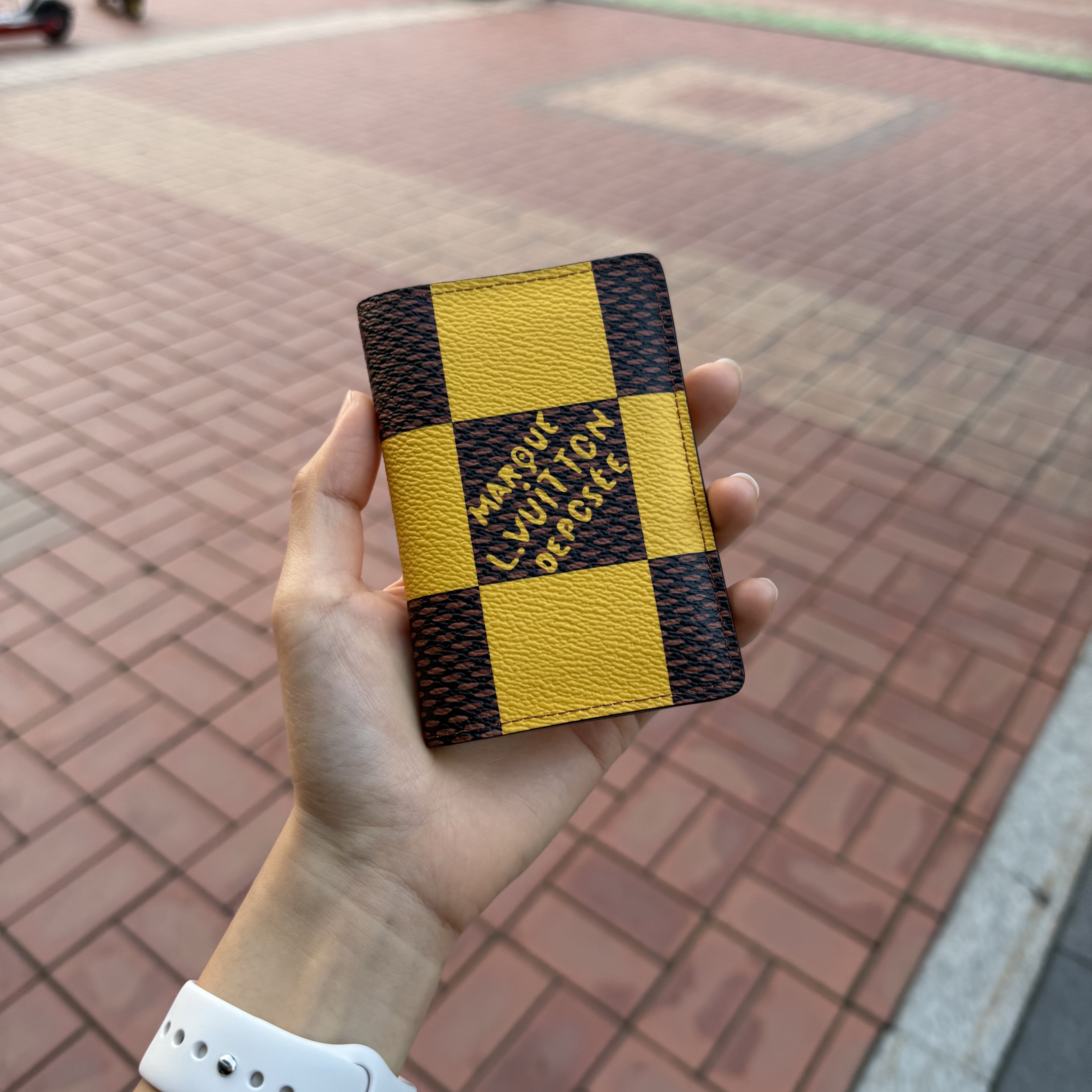 Louis Vuitton Pocket Organizer Damier Yellow 착용 스타일