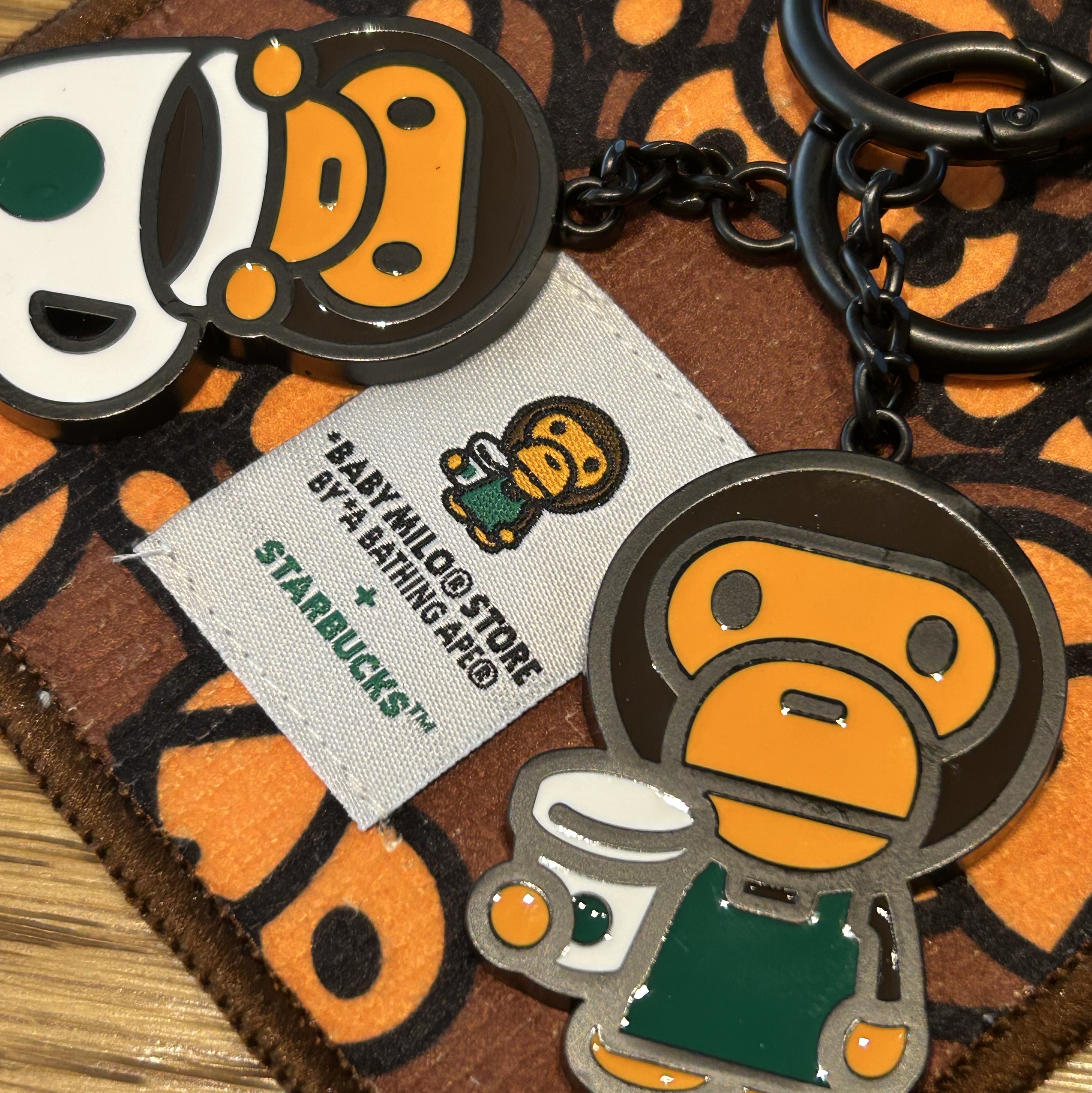 Starbucks x BAPE Baby Milo Coaster, Starbucks x BAPE Baby Milo Keychain 착용 스타일