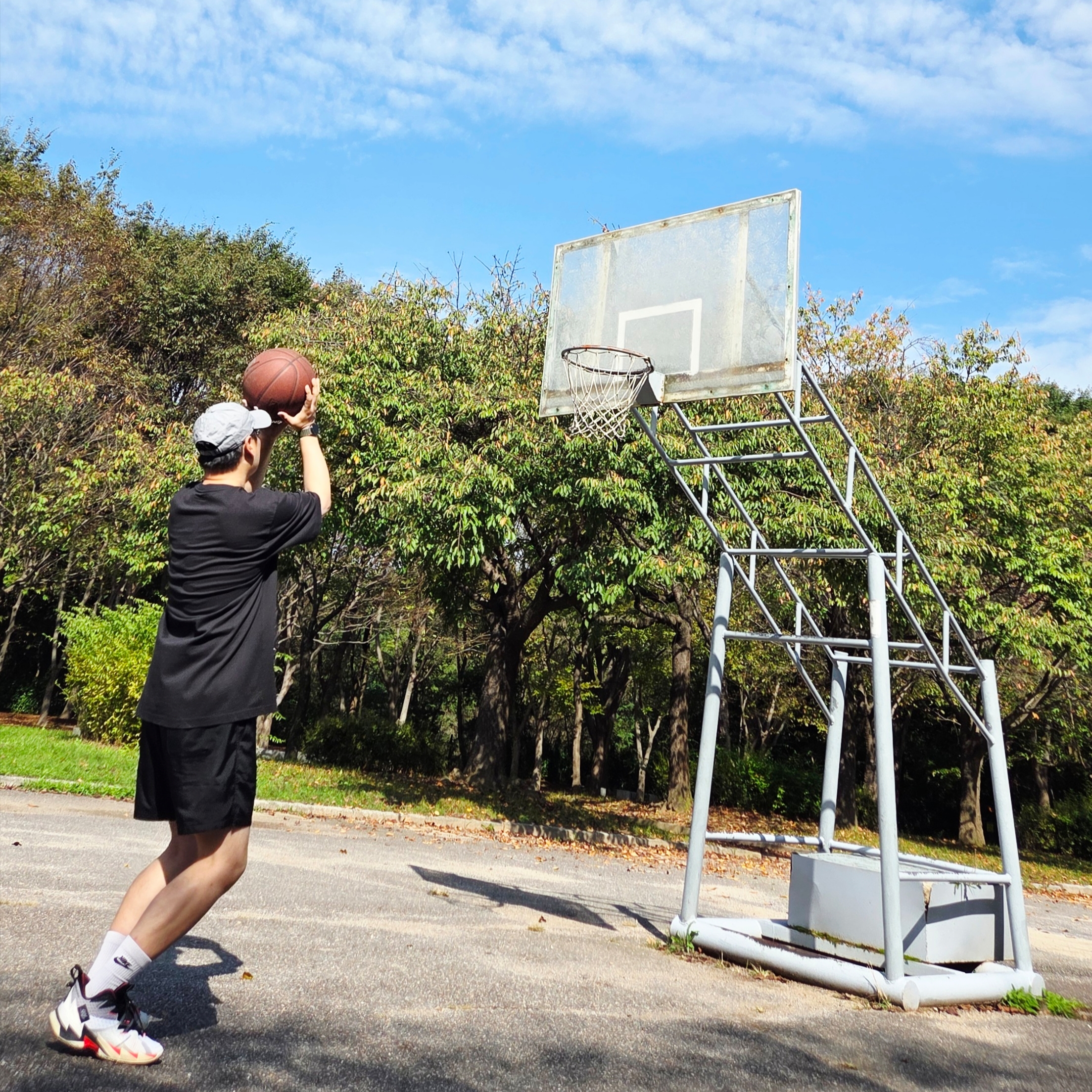 Carhartt Loose Fit Heavyweight Regular Short Sleeve Pocket T-Shirt Black, Nike NSW Woven Shorts Black - Asia 착용 스타일 - 1