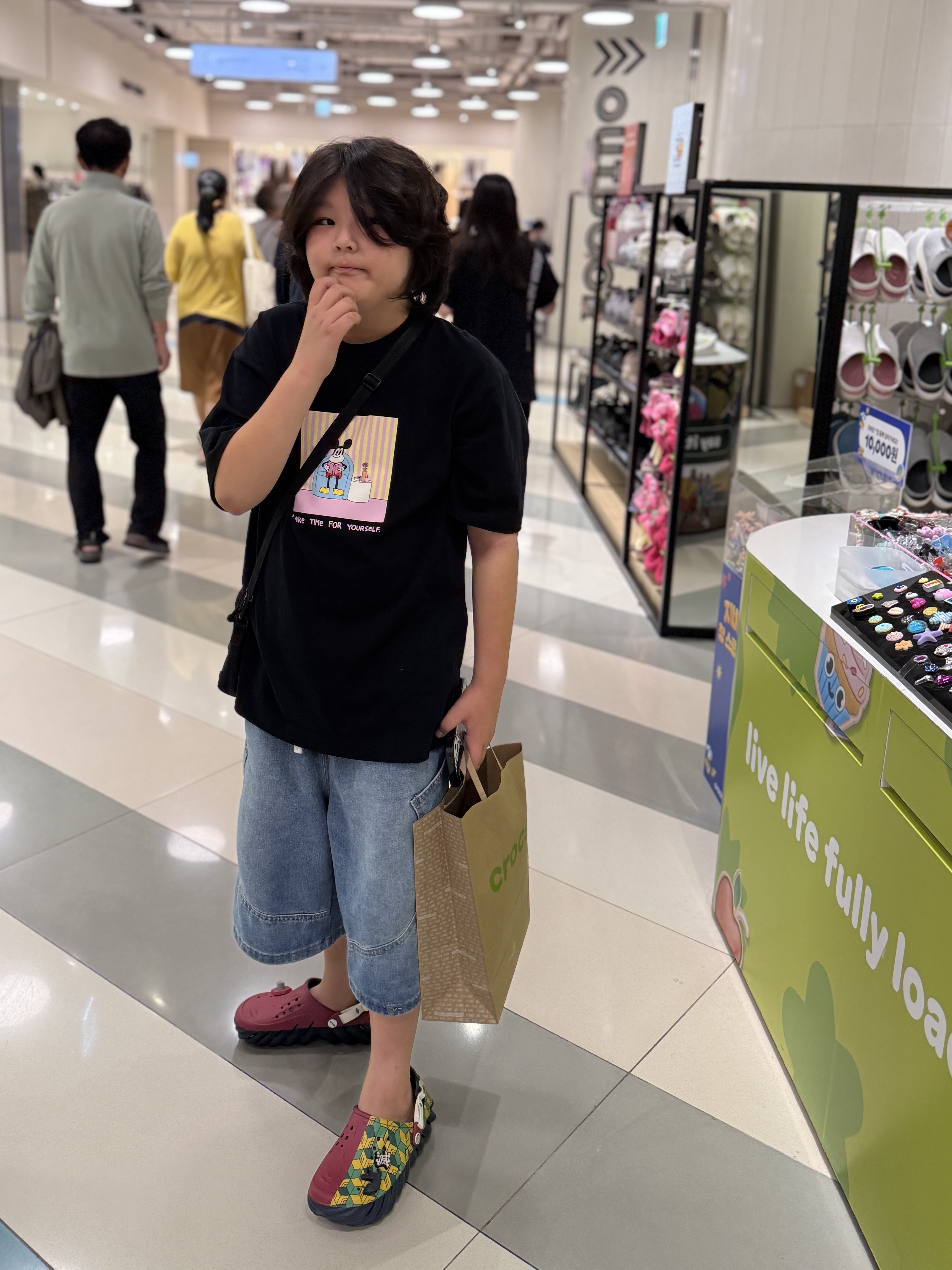 Crocs x Demon Slayer Giyu Echo Clog Multi, (W) New Balance Breeze SD2202 Black 착용 스타일 - 1
