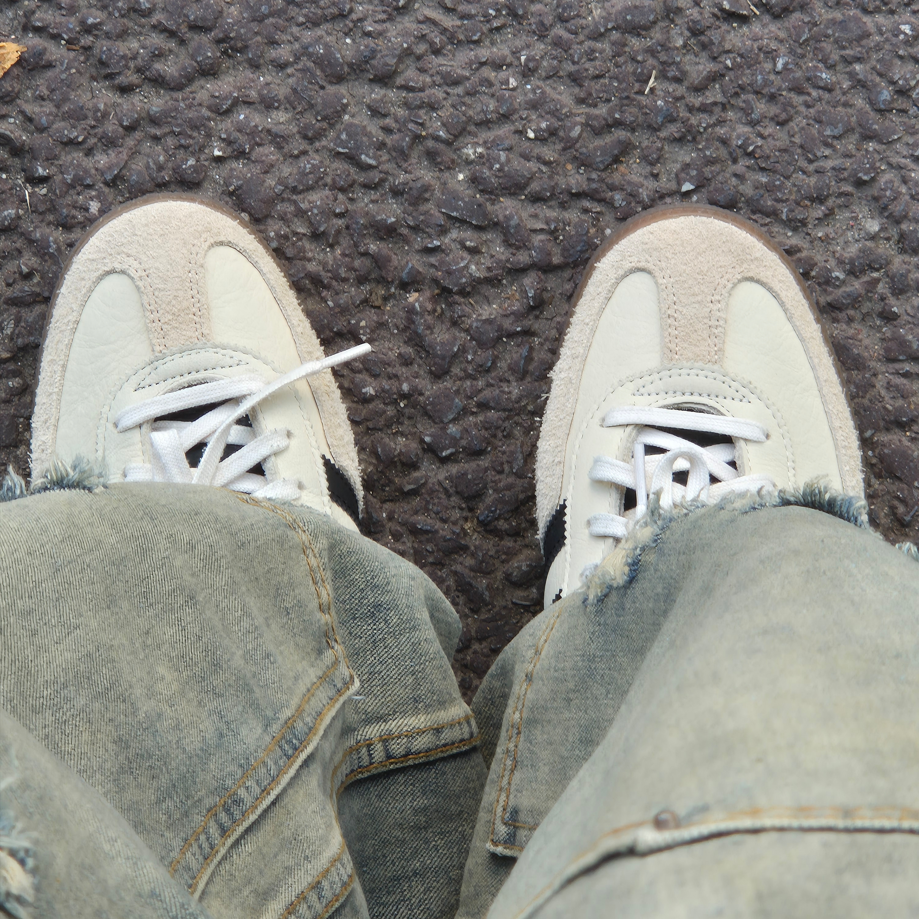 (W) Adidas Spezial Handball Wonder White Core Black, Millo Archive Damage Carpenter Pants Sand Blue 착용 스타일