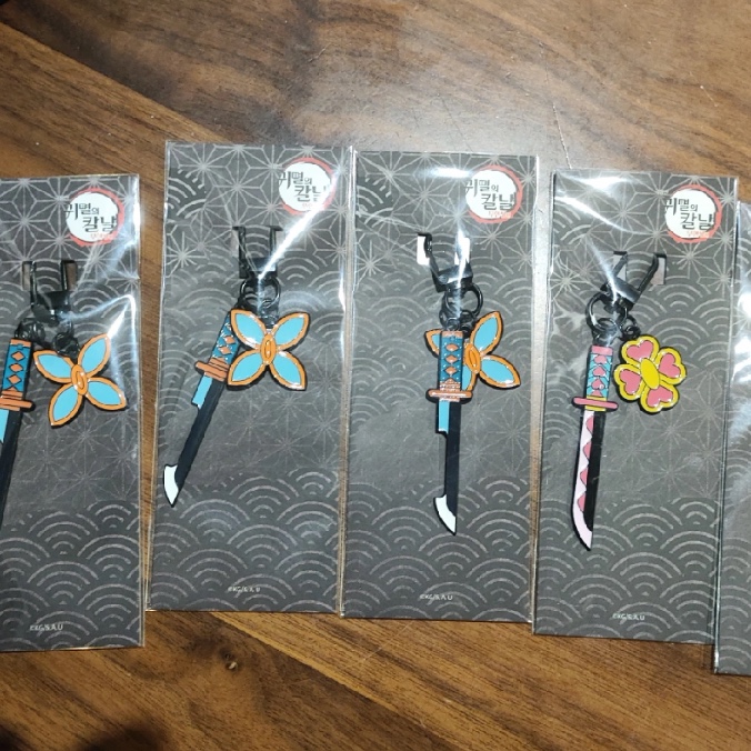 Demon Slayer Kimetsu No Yaiba Nichirin Sword Keyring Kocho Shinobu 착용 스타일