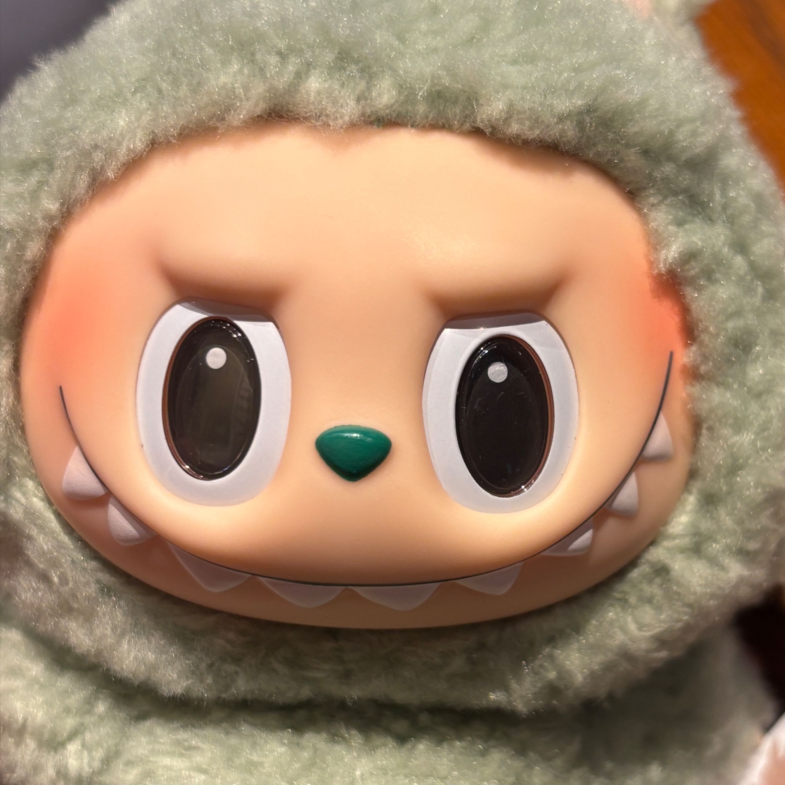 Pop Mart Labubu The Monsters Labubu Tasty Macarons Series Green Grape Keyring 착용 스타일