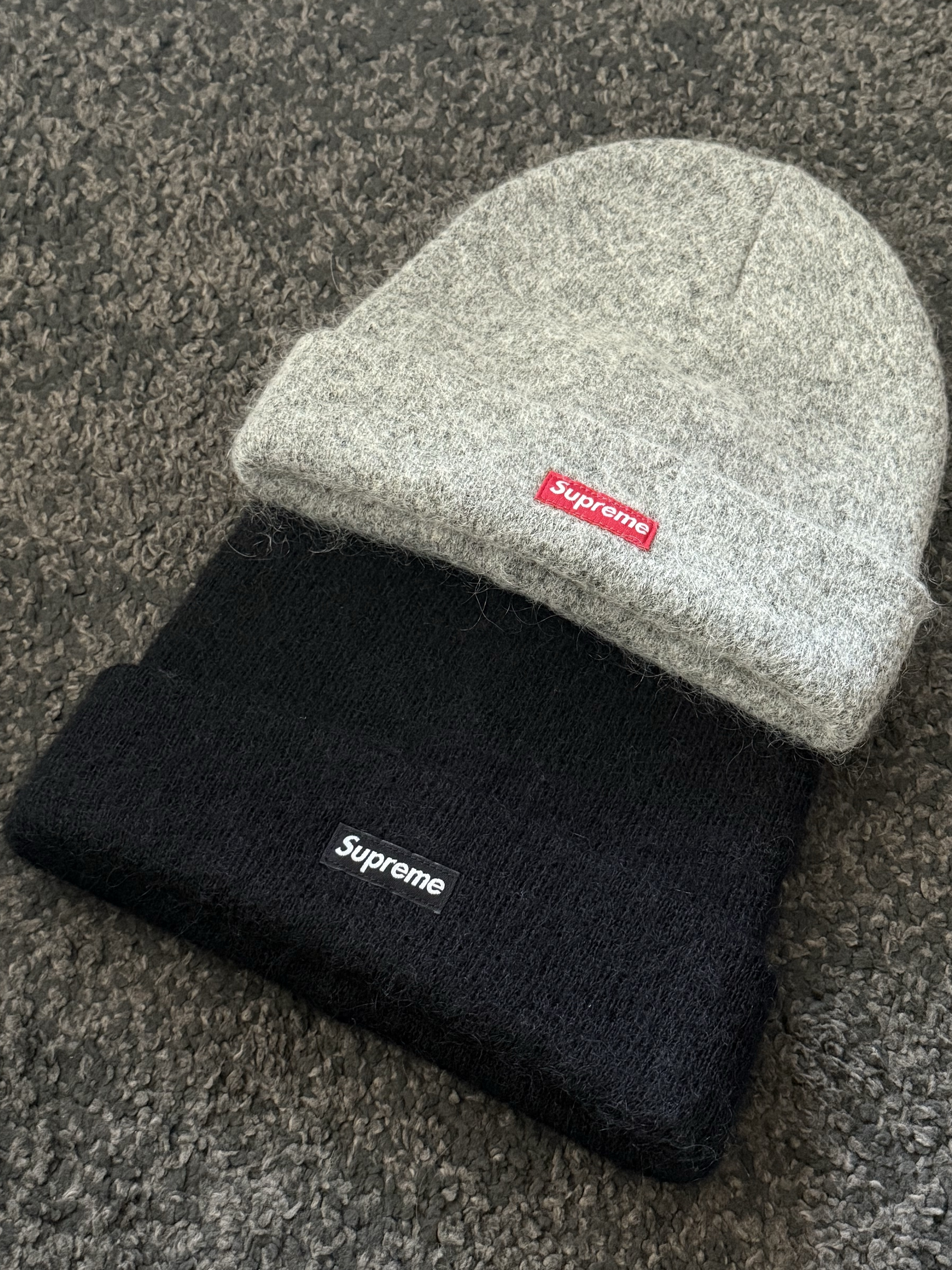 Supreme Mohair Beanie Heather Grey - 24FW, Supreme Mohair Beanie Black - 23FW 착용 스타일 - 2