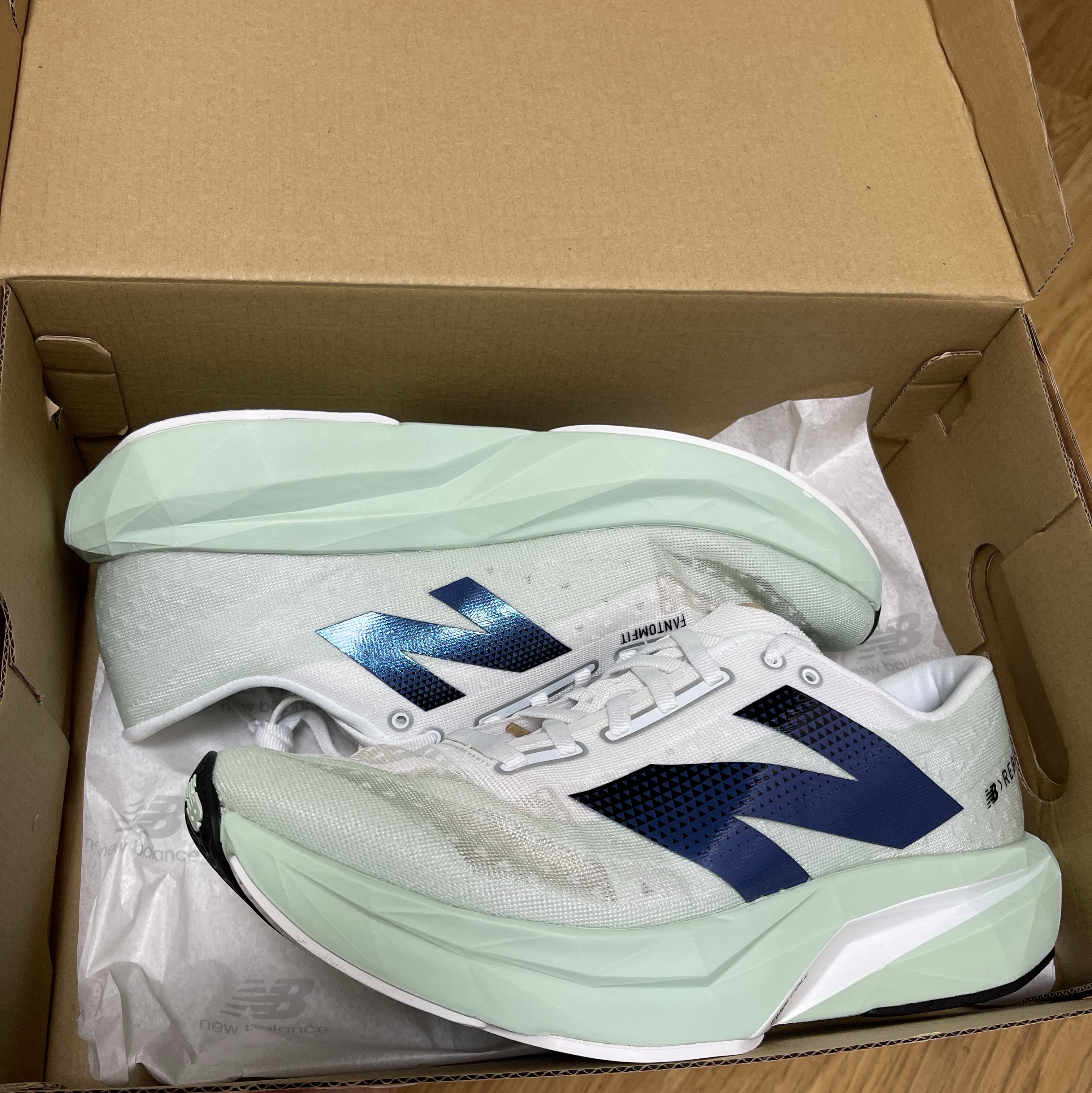 New Balance FuelCell Rebel v4 Clay Ash White - 2E Wide 착용 스타일 - 1