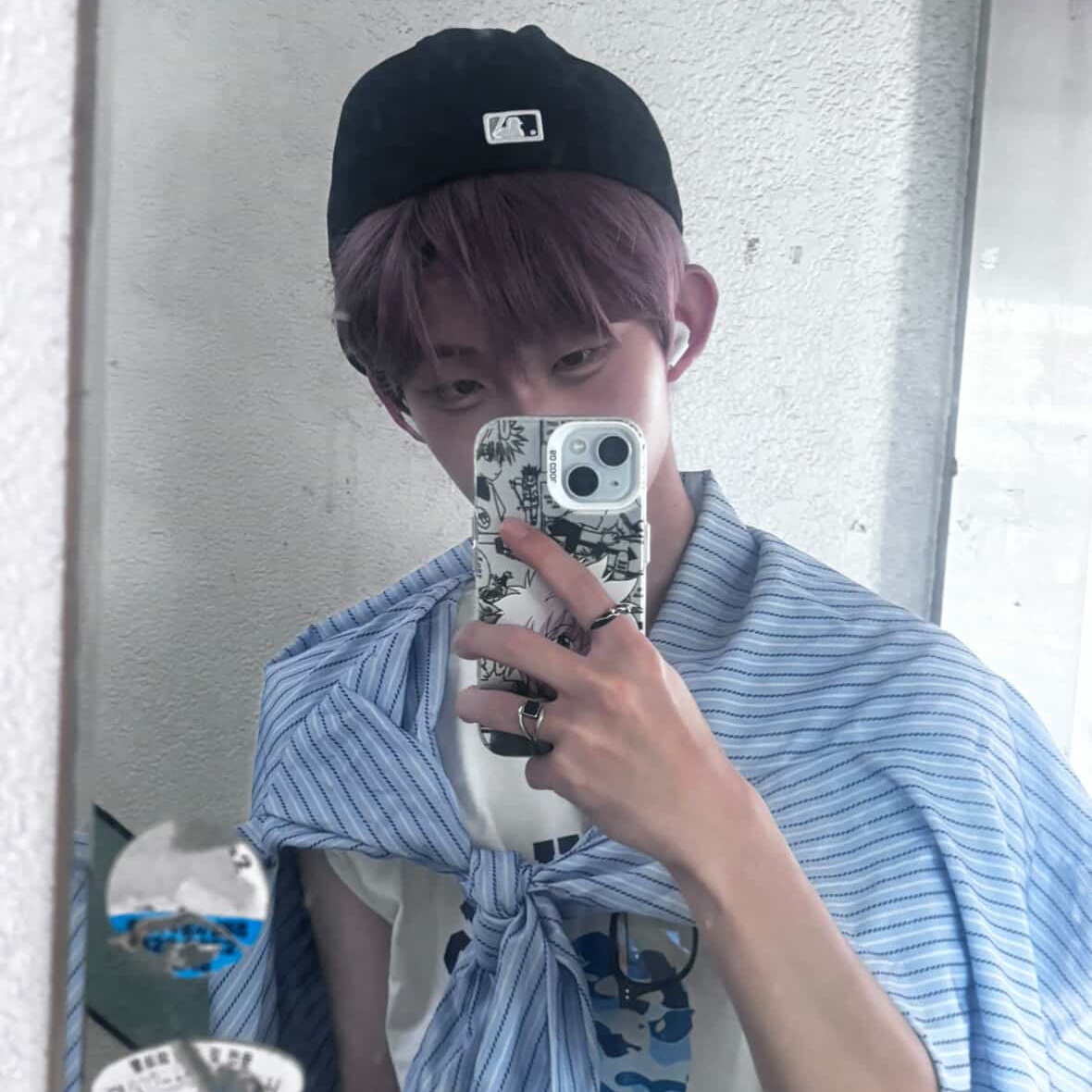 BAPE ABC Camo College T-Shirt White Blue, New Era 59Fifty MLB Authentic New York Yankees Game Navy 착용 스타일 - 1