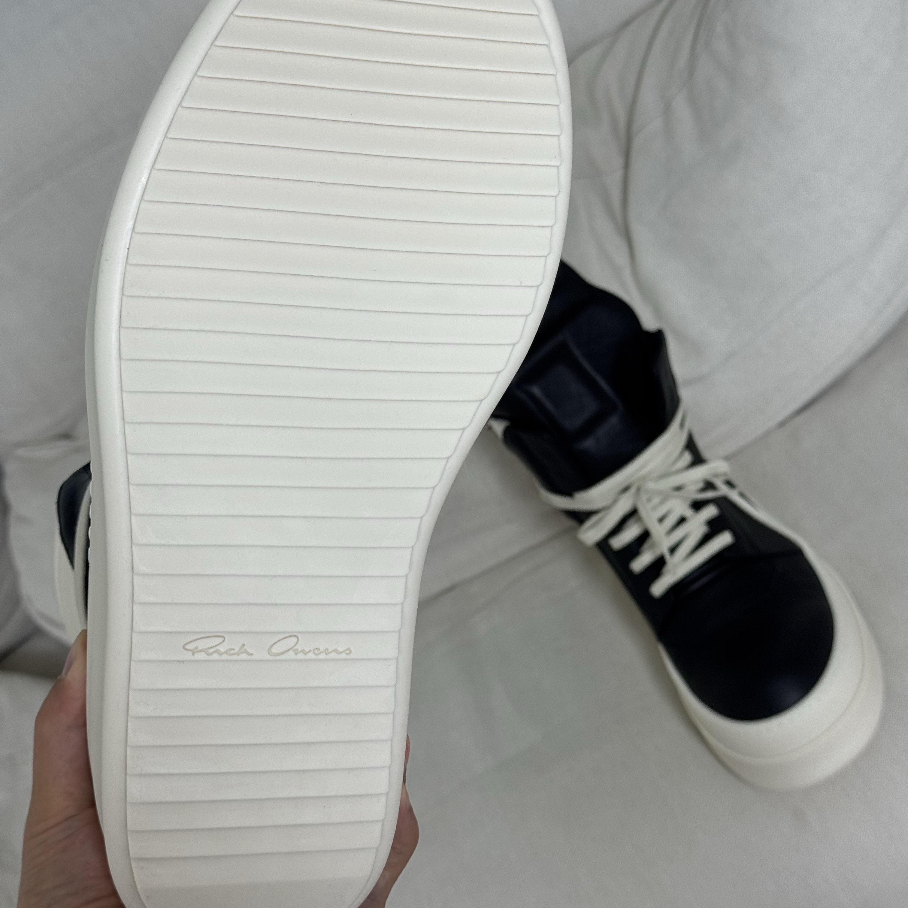 Rick Owens Hollywood Mega Bumper Geobasket in Full Grain Calf Leather Black Milk 착용 스타일 - 2
