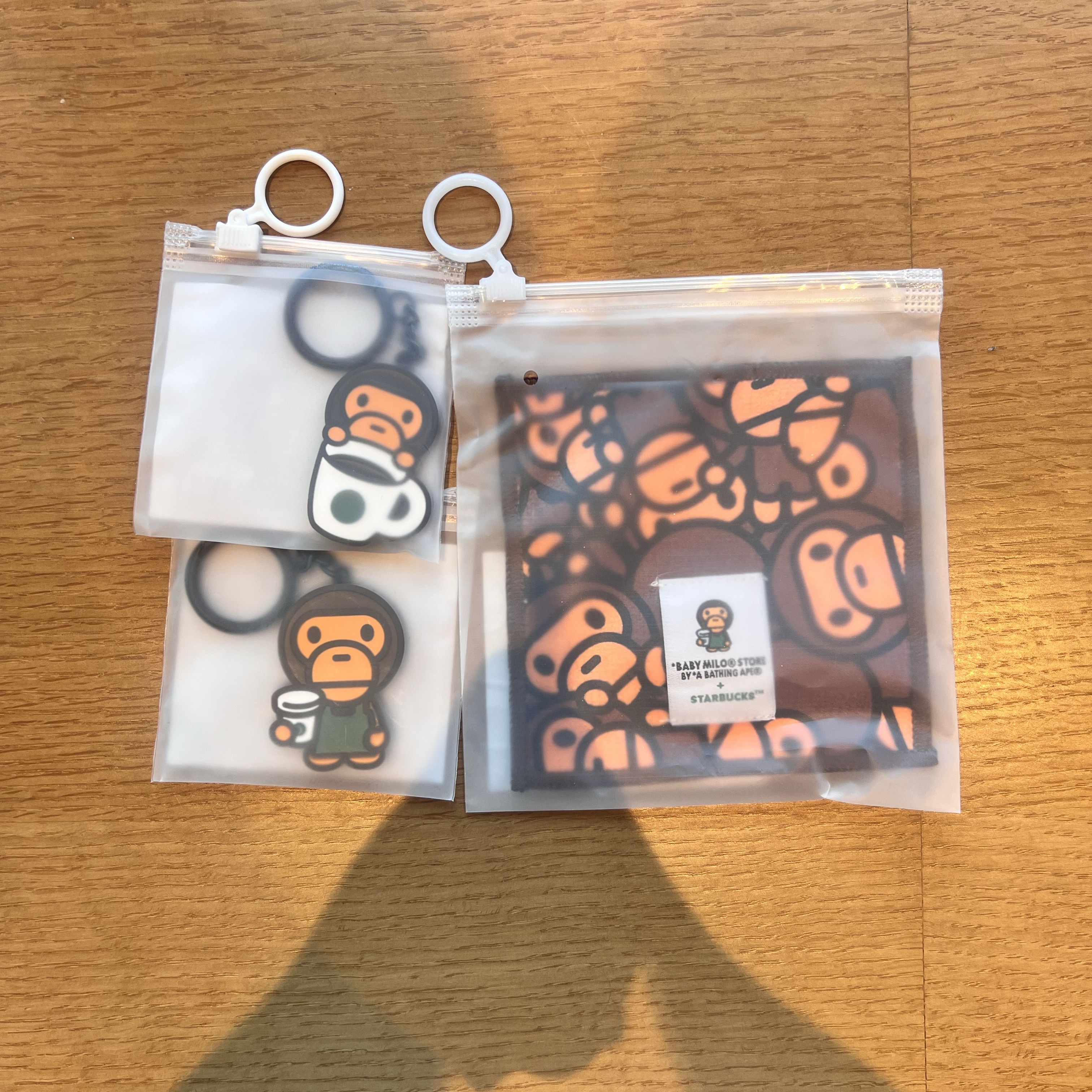 Starbucks x BAPE Baby Milo Coaster, Starbucks x BAPE Baby Milo Keychain 착용 스타일