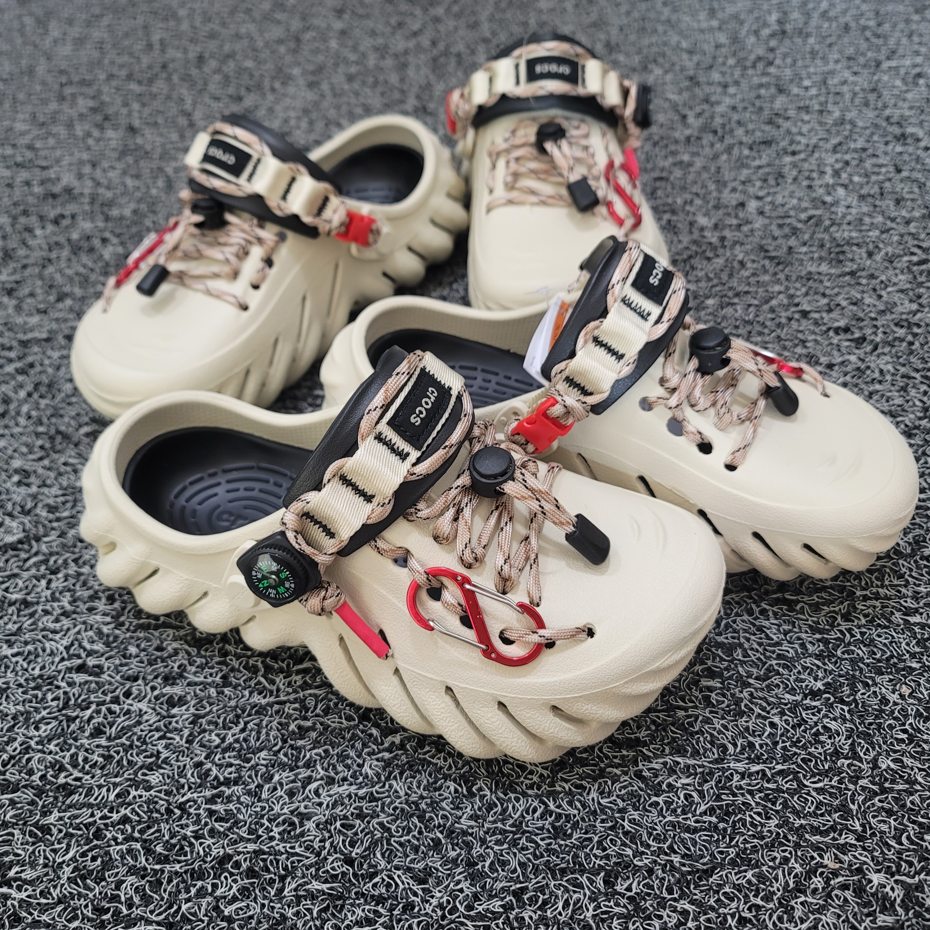 Crocs Echo Clog Bone Black 착용 스타일 - 3