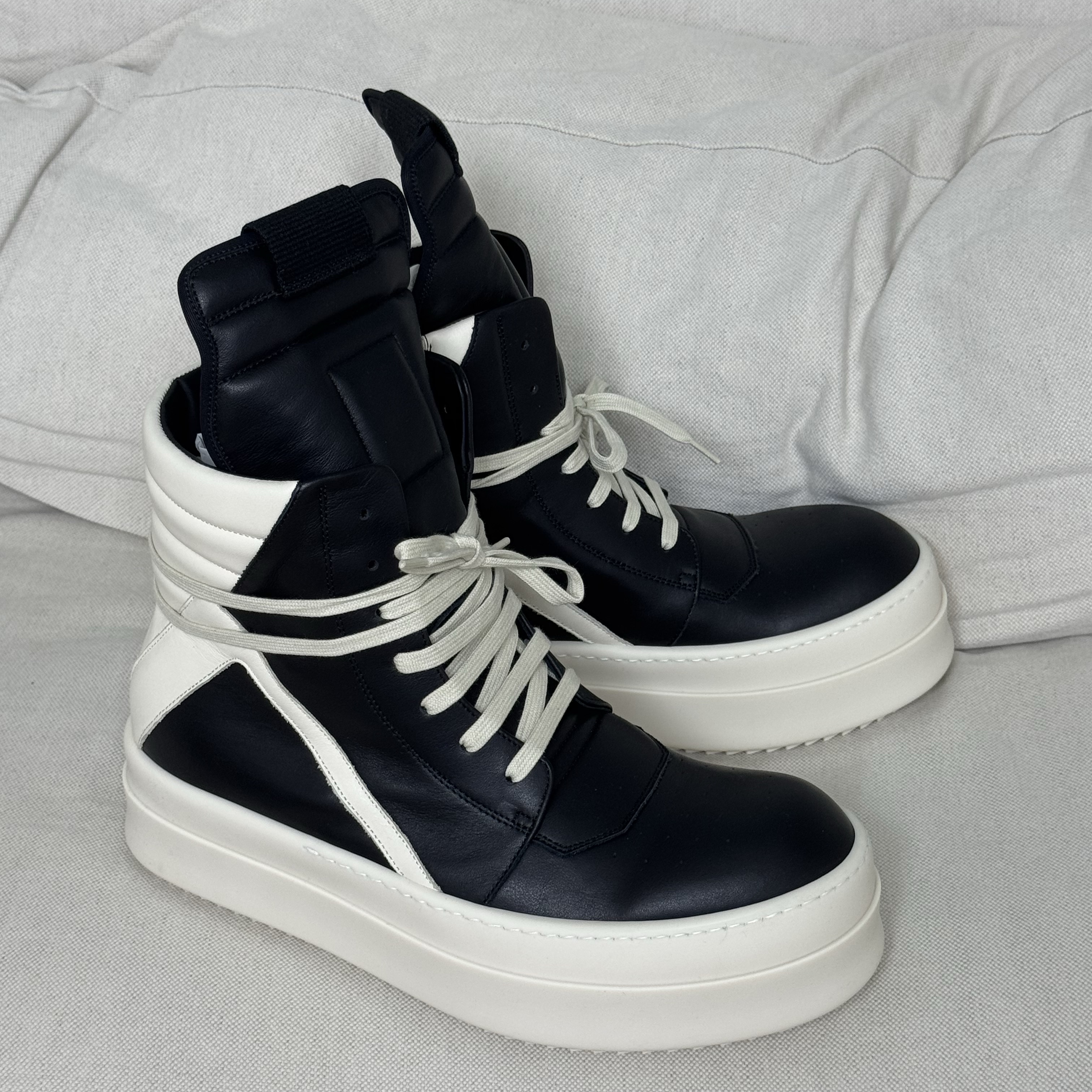 Rick Owens Hollywood Mega Bumper Geobasket in Full Grain Calf Leather Black Milk 착용 스타일 - 5