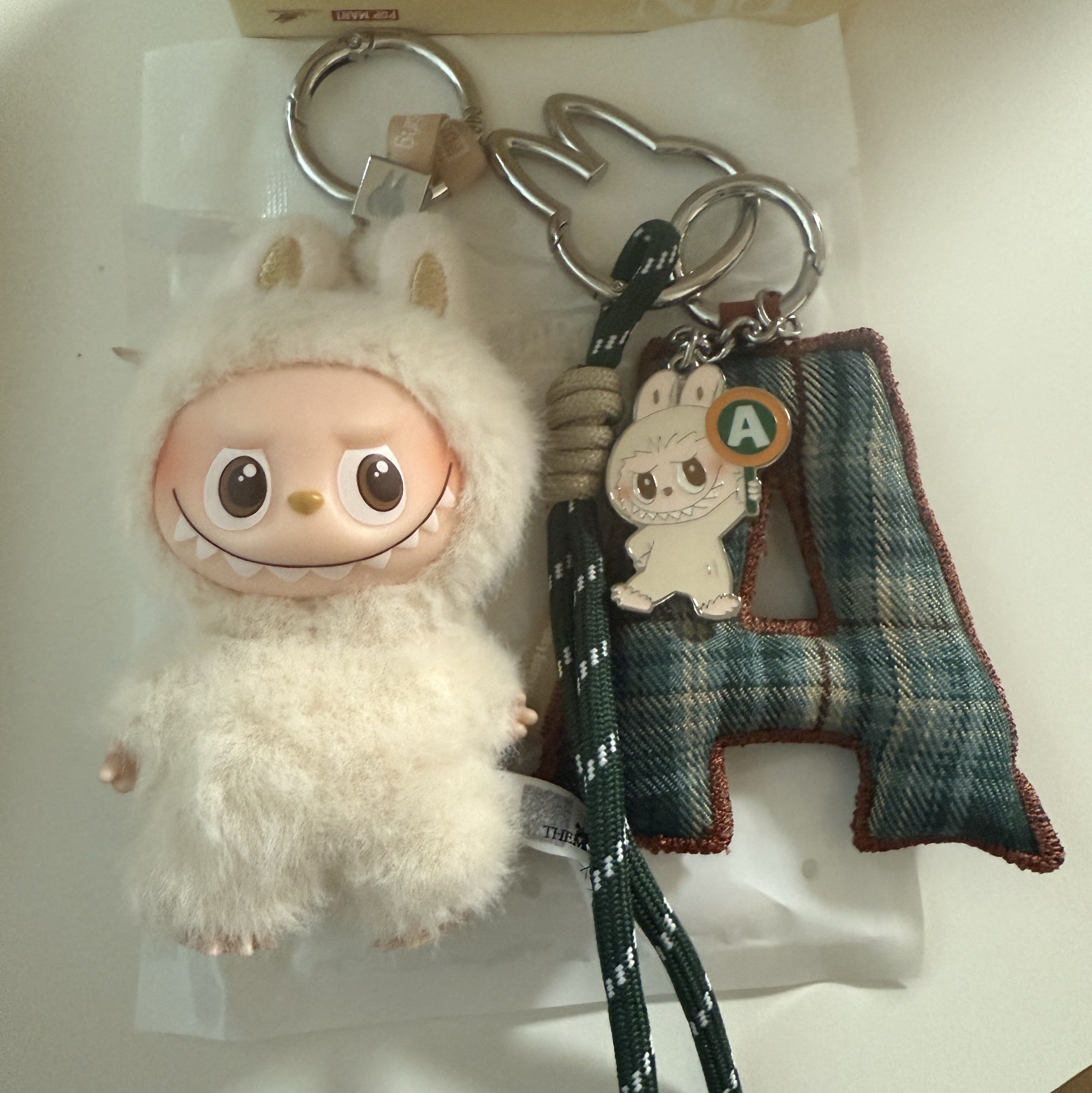Pop Mart Labubu The Monsters Pin For Love Series - Letter Pendant Sealed Case (A-M) (14 Blind Boxes), Pop Mart Labubu The Monsters Pin For Love Series Vinyl Plush Pendant Sealed Case (A-M) (1 Blind Box) 착용 스타일