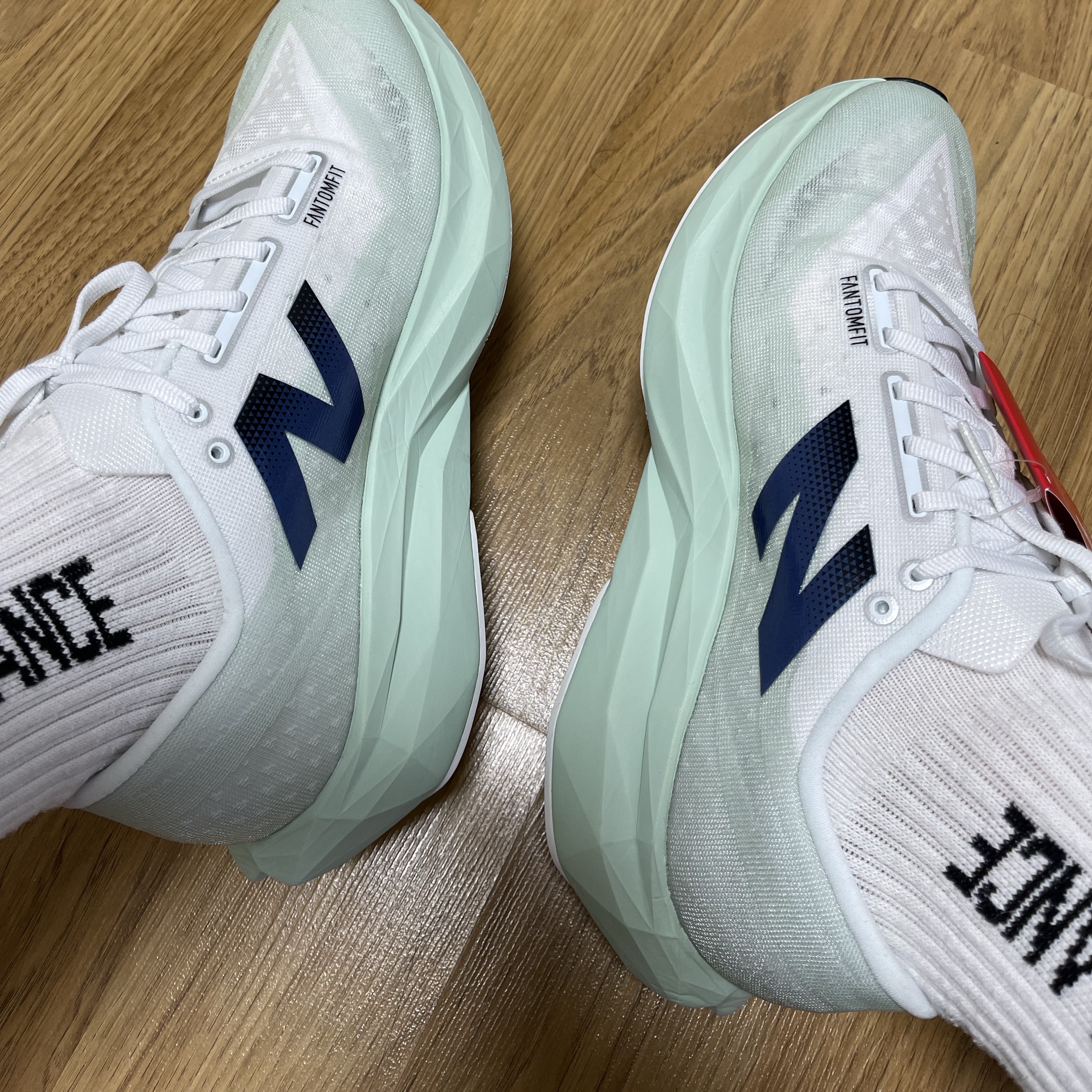 New Balance FuelCell Rebel v4 Clay Ash White - 2E Wide 착용 스타일 - 3