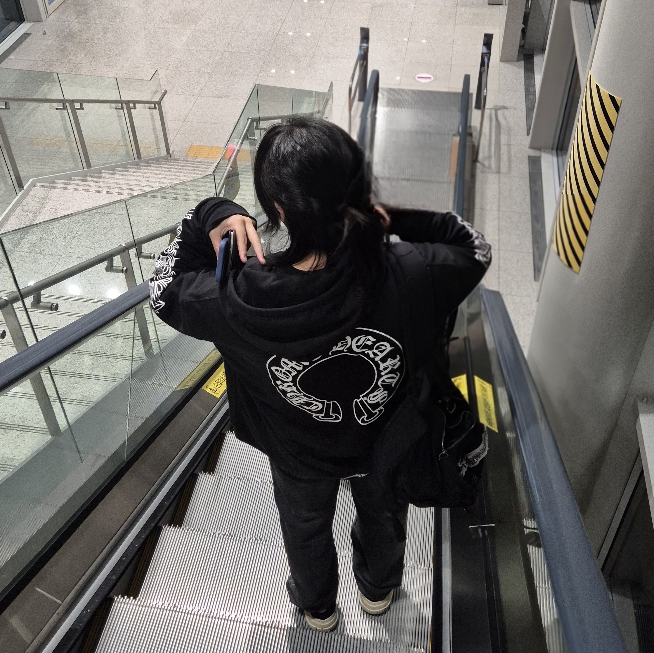 Chrome Hearts Horseshoe Floral Heavyweight Zip-Up Hoodie Black 착용 스타일
