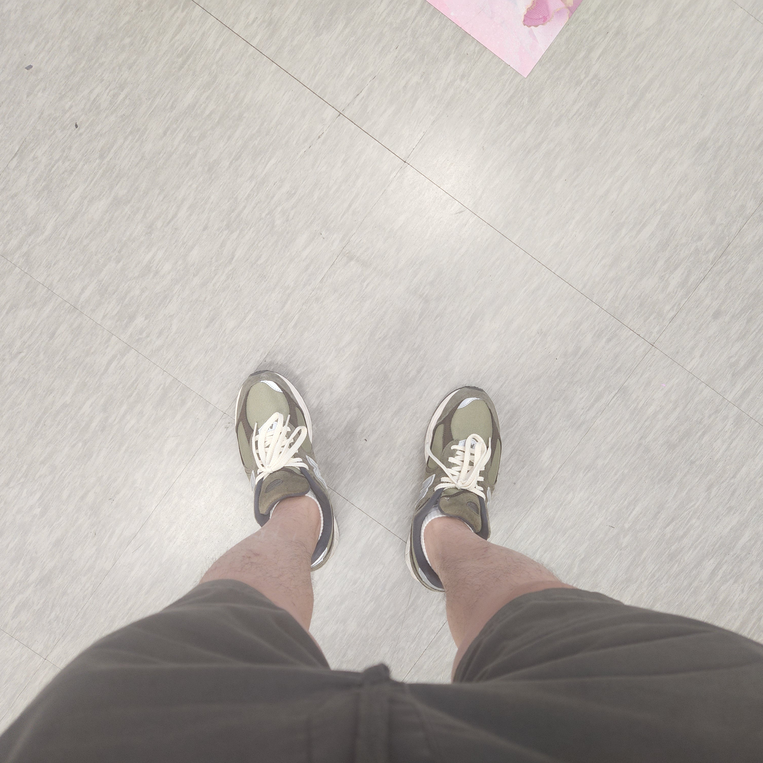 New Balance 2002R Special Vintage Khaki 착용 스타일