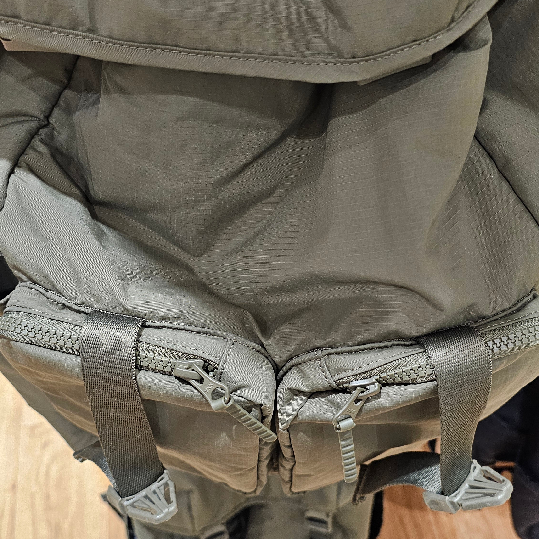 Uniqlo Multi Pocket Backpack Olive 착용 스타일