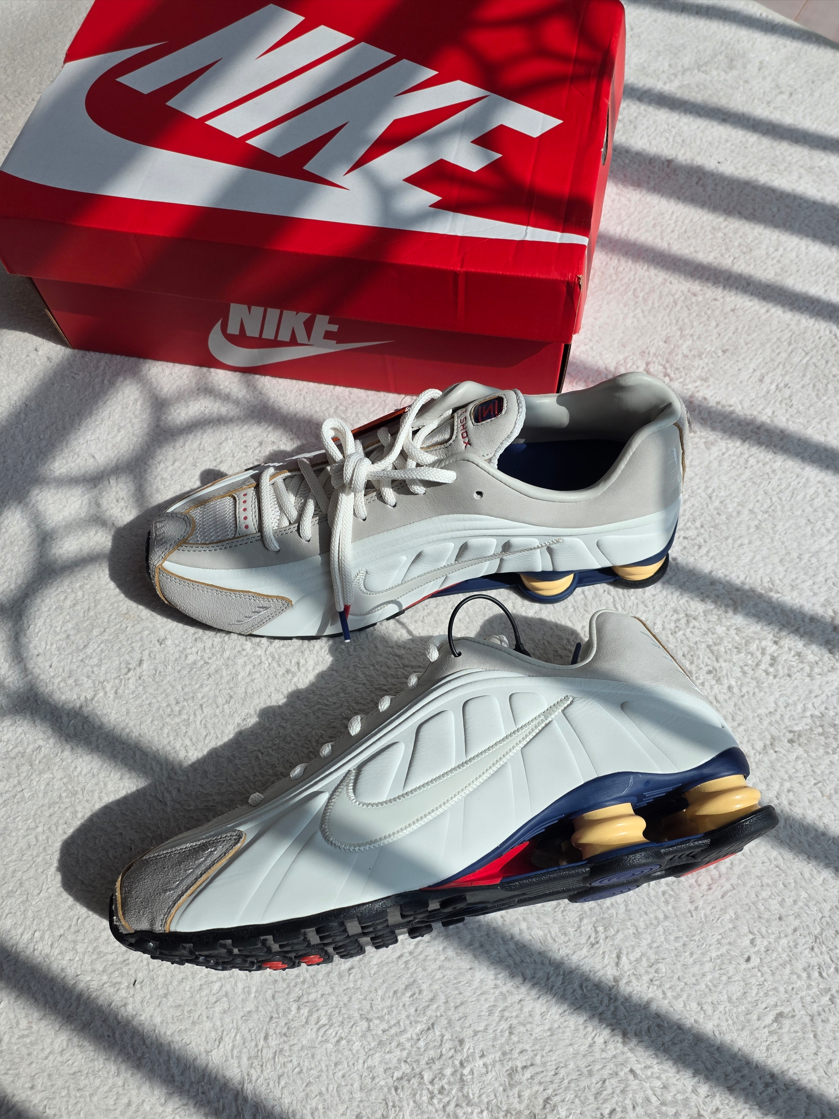 Nike Shox R4 PRM Light Iron Ore and Phantom 착용 스타일 - 1