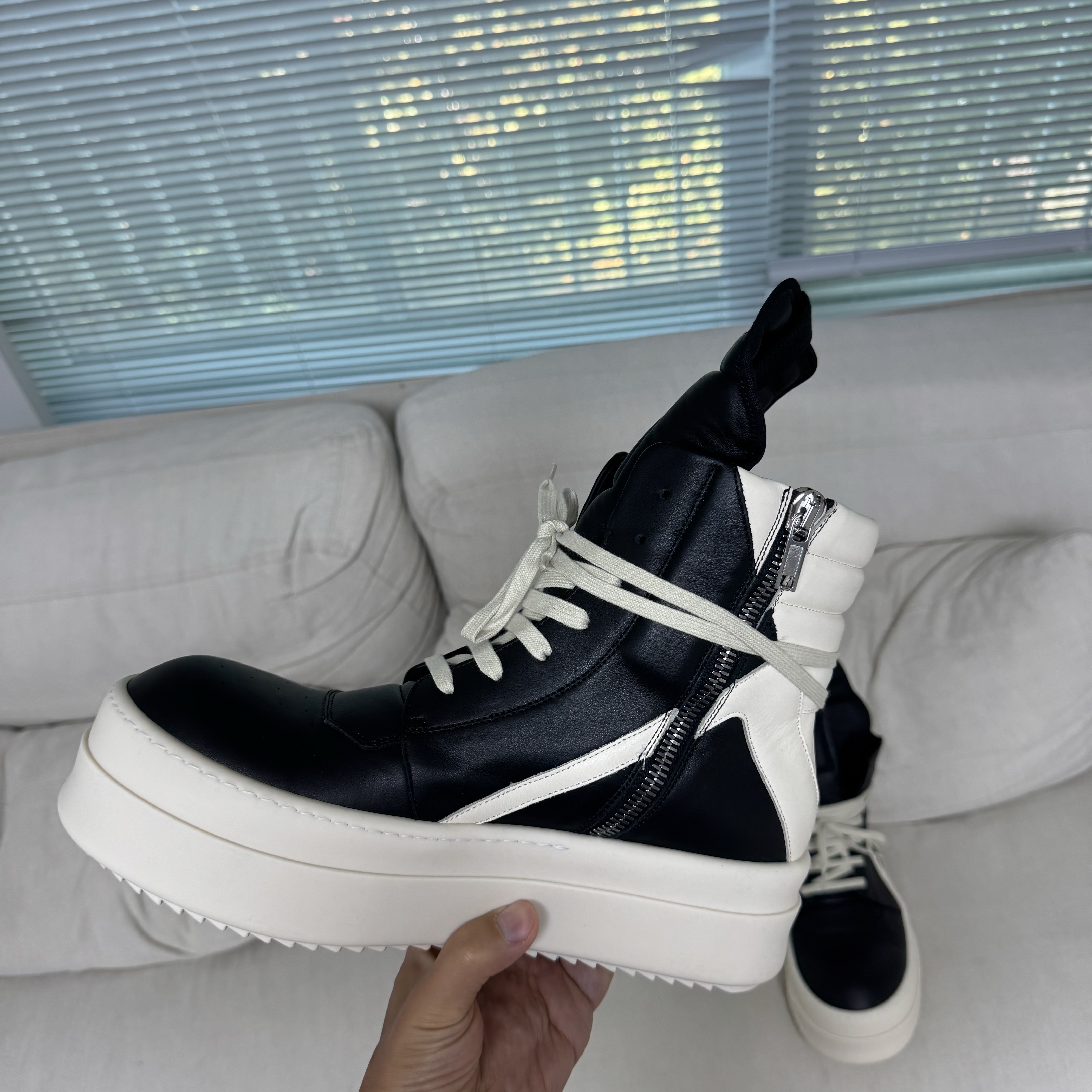 Rick Owens Hollywood Mega Bumper Geobasket in Full Grain Calf Leather Black Milk 착용 스타일 - 3