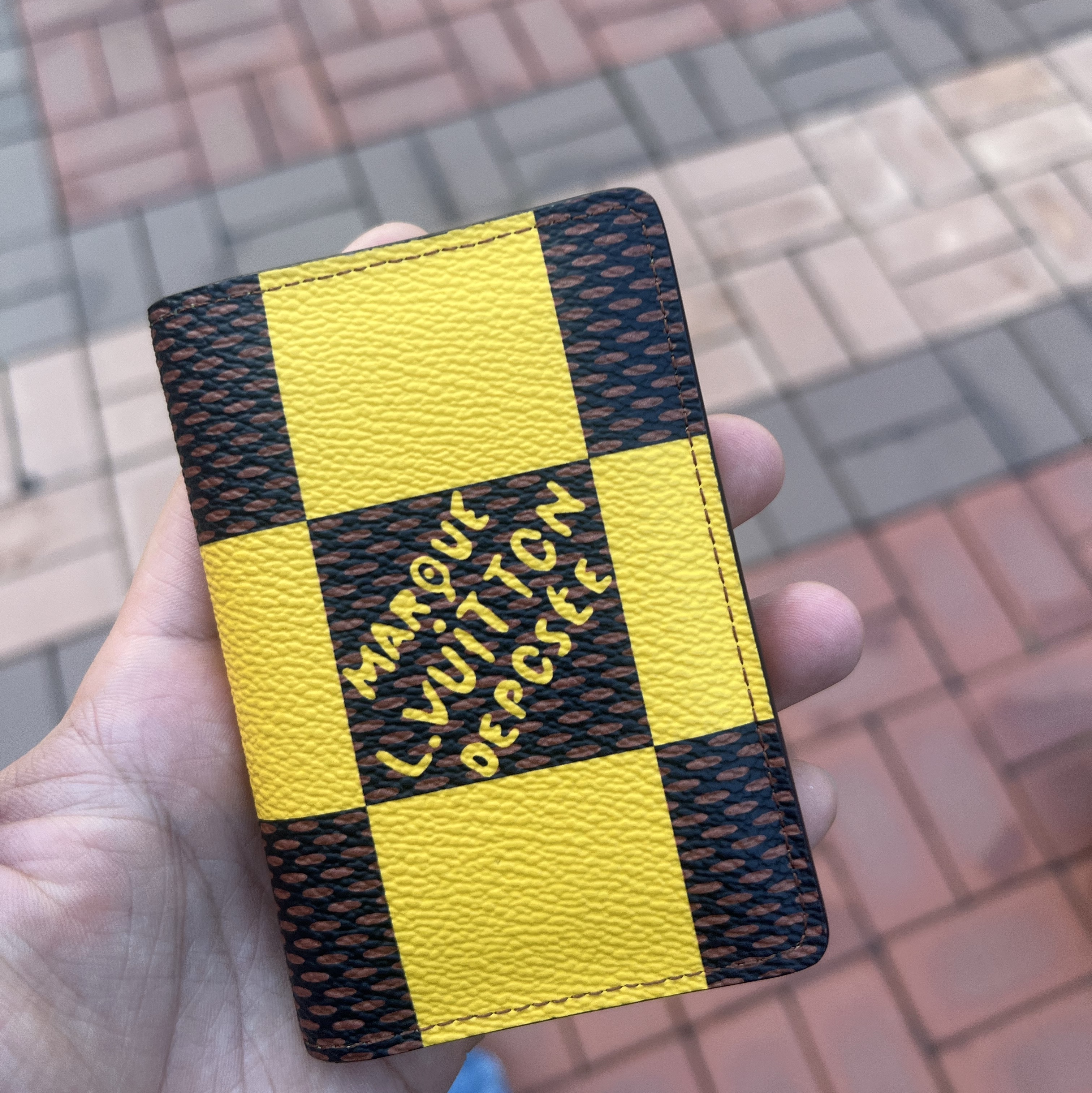 Louis Vuitton Pocket Organizer Damier Yellow 착용 스타일