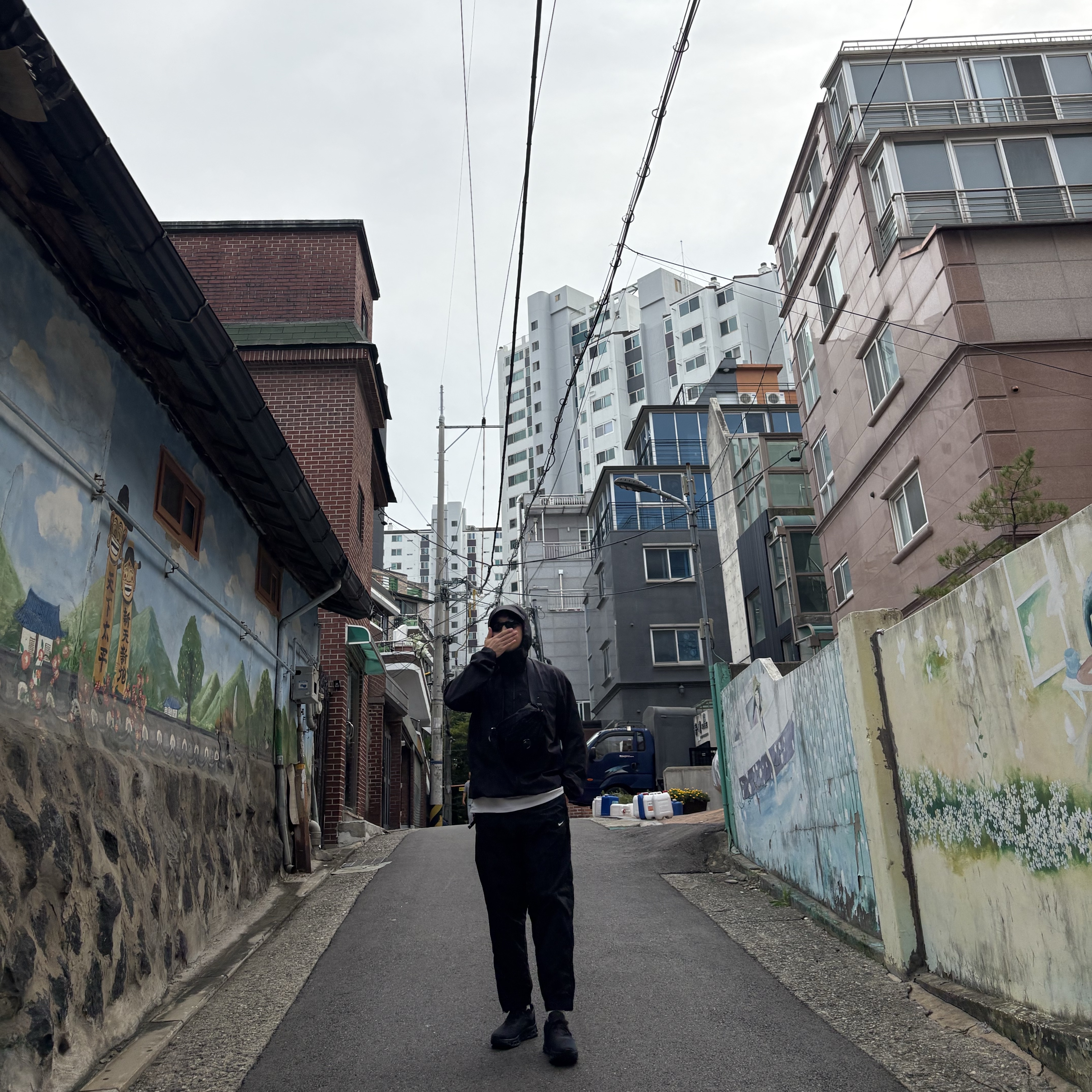 Arc'teryx Squamish Hoody Black, Montbell Trekking Glasses Black Grey 착용 스타일