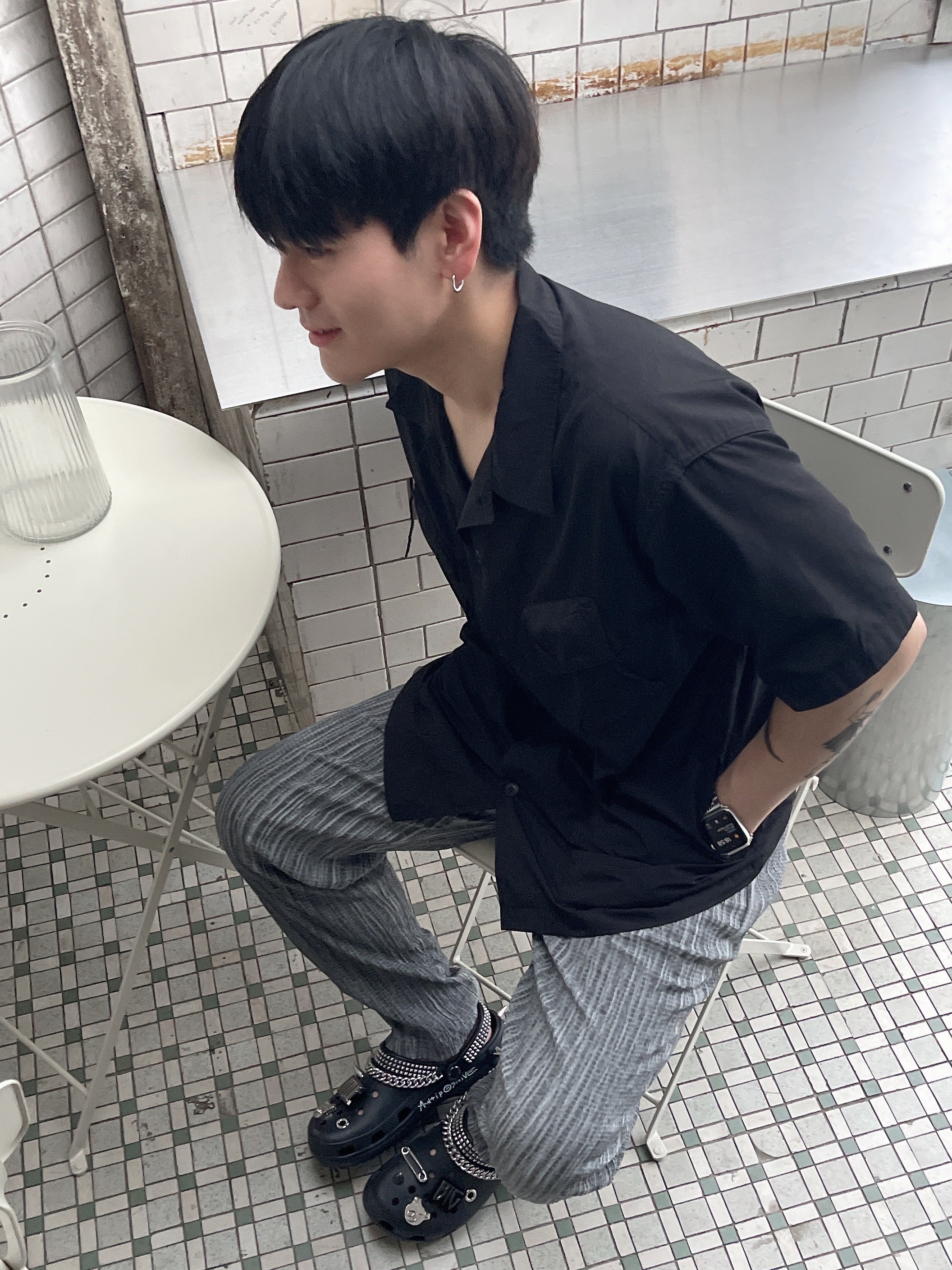 Crocs x Little Big Classic Clog Black 착용 스타일 - 3