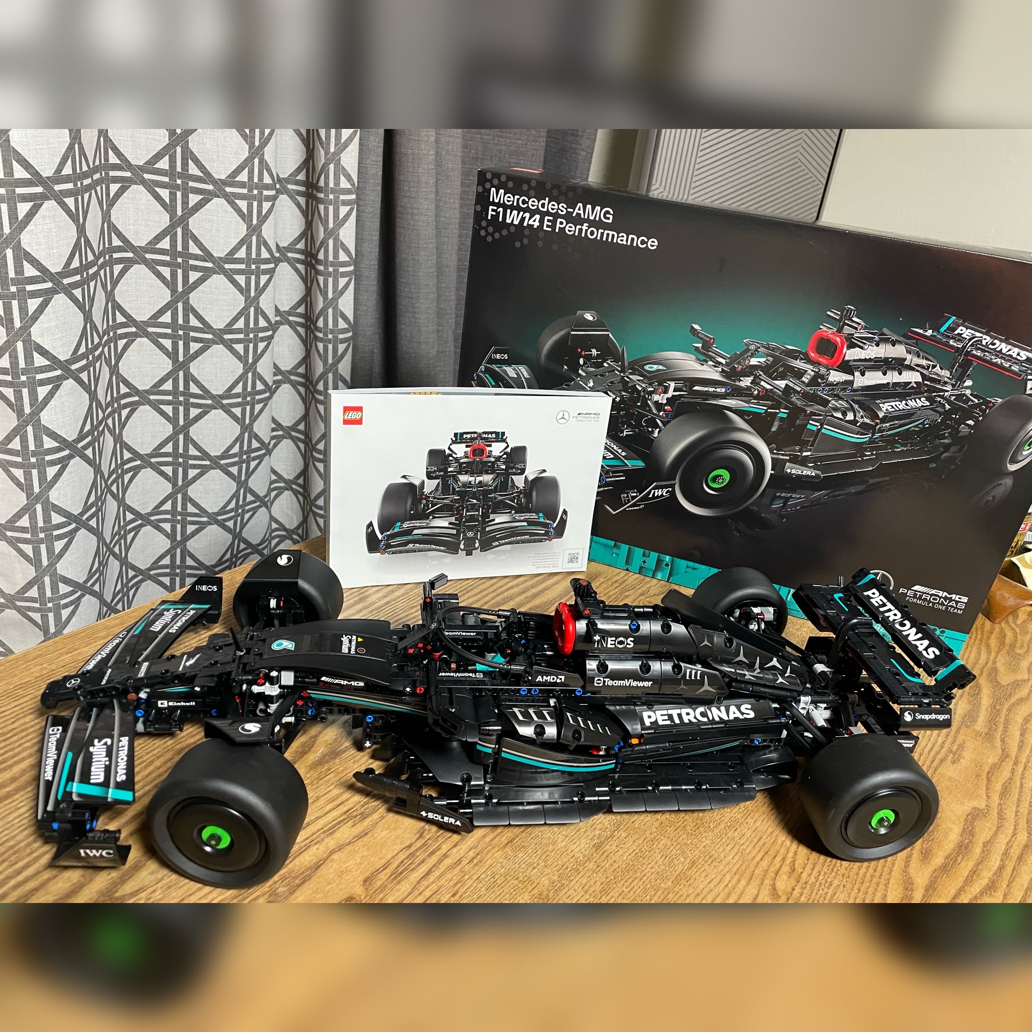 Lego Mercedes-AMG F1 W14 E Performance 착용 스타일