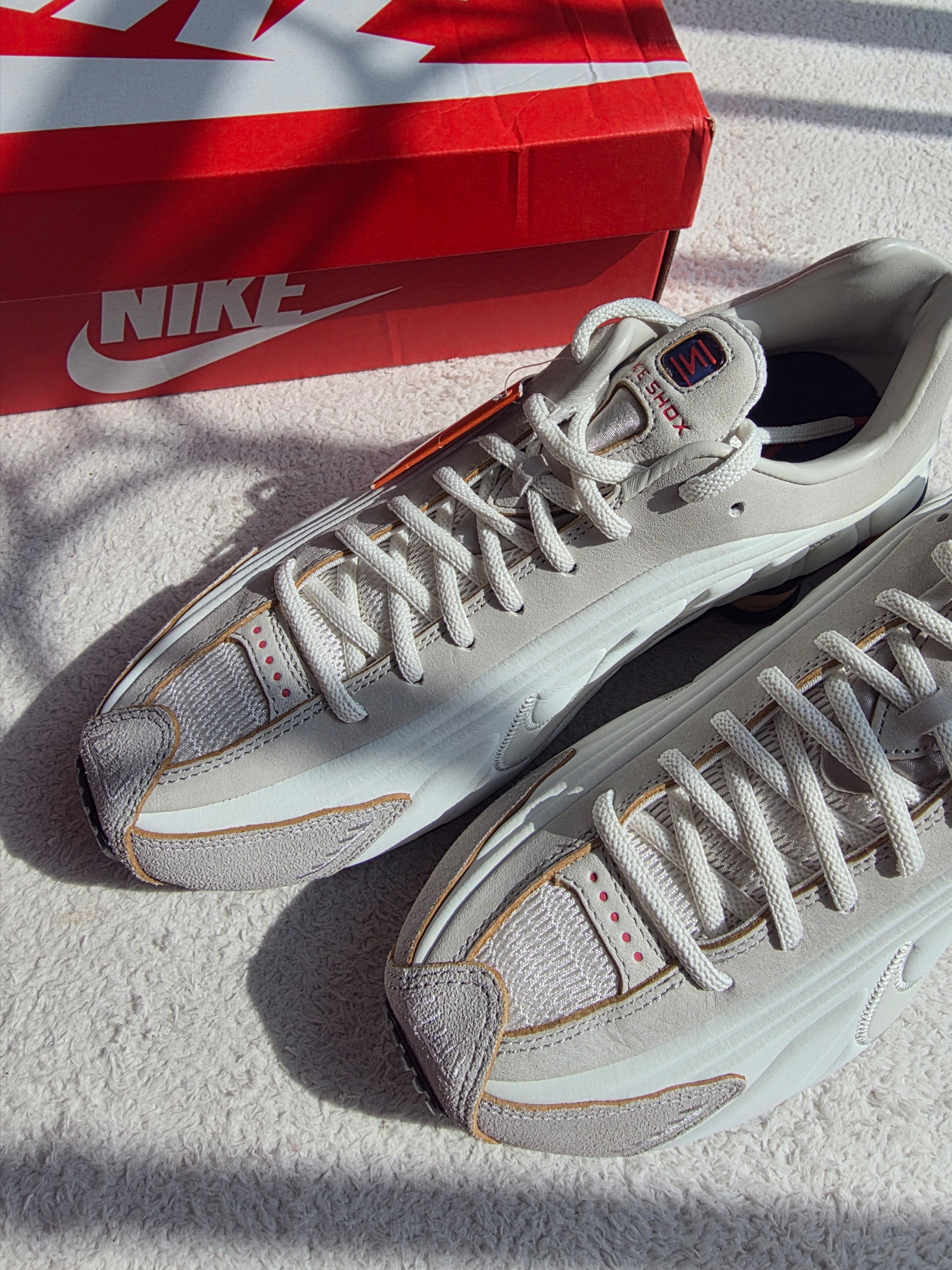 Nike Shox R4 PRM Light Iron Ore and Phantom 착용 스타일 - 2