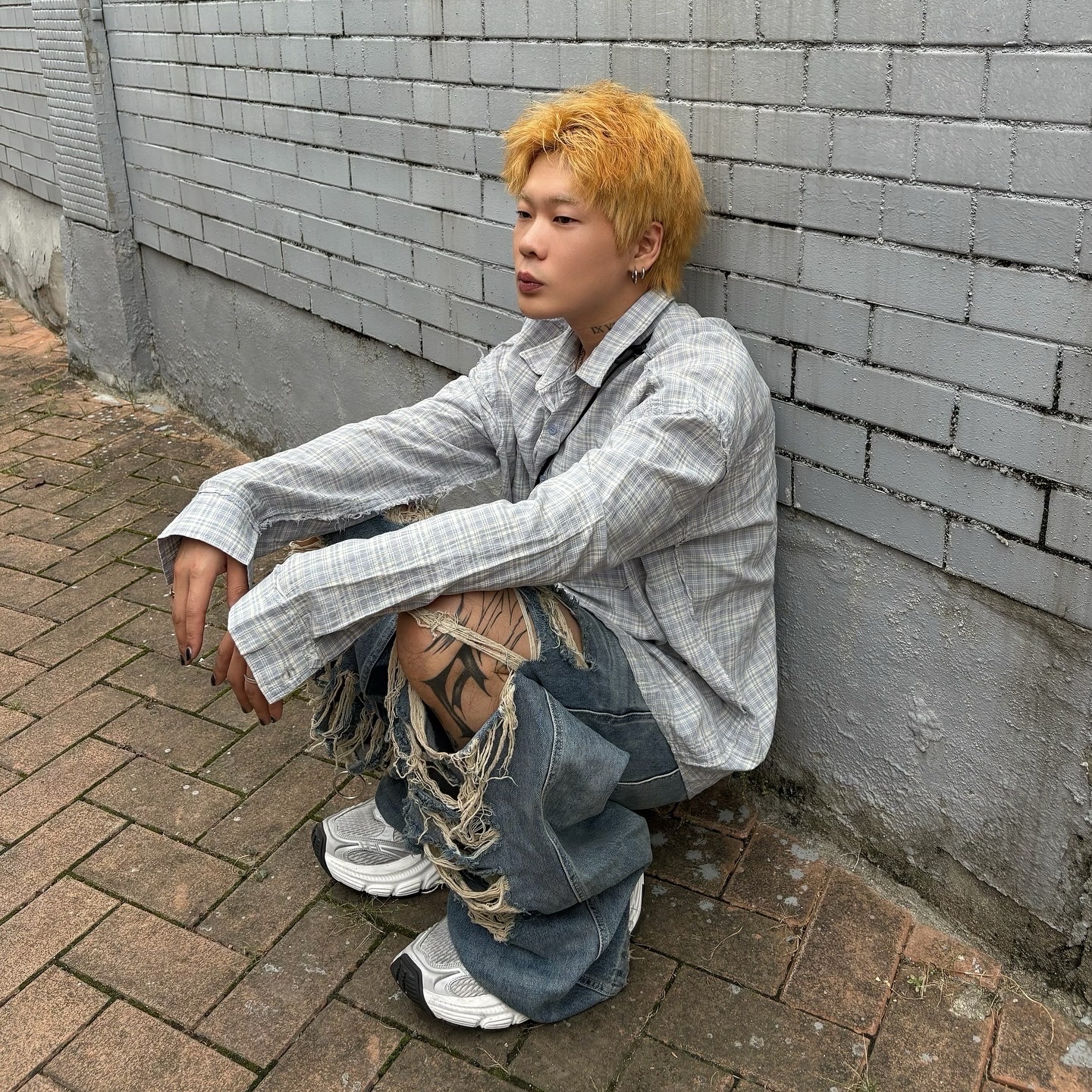 Balenciaga 10XL Sneakers White Grey Silver Black 착용 스타일 - 1