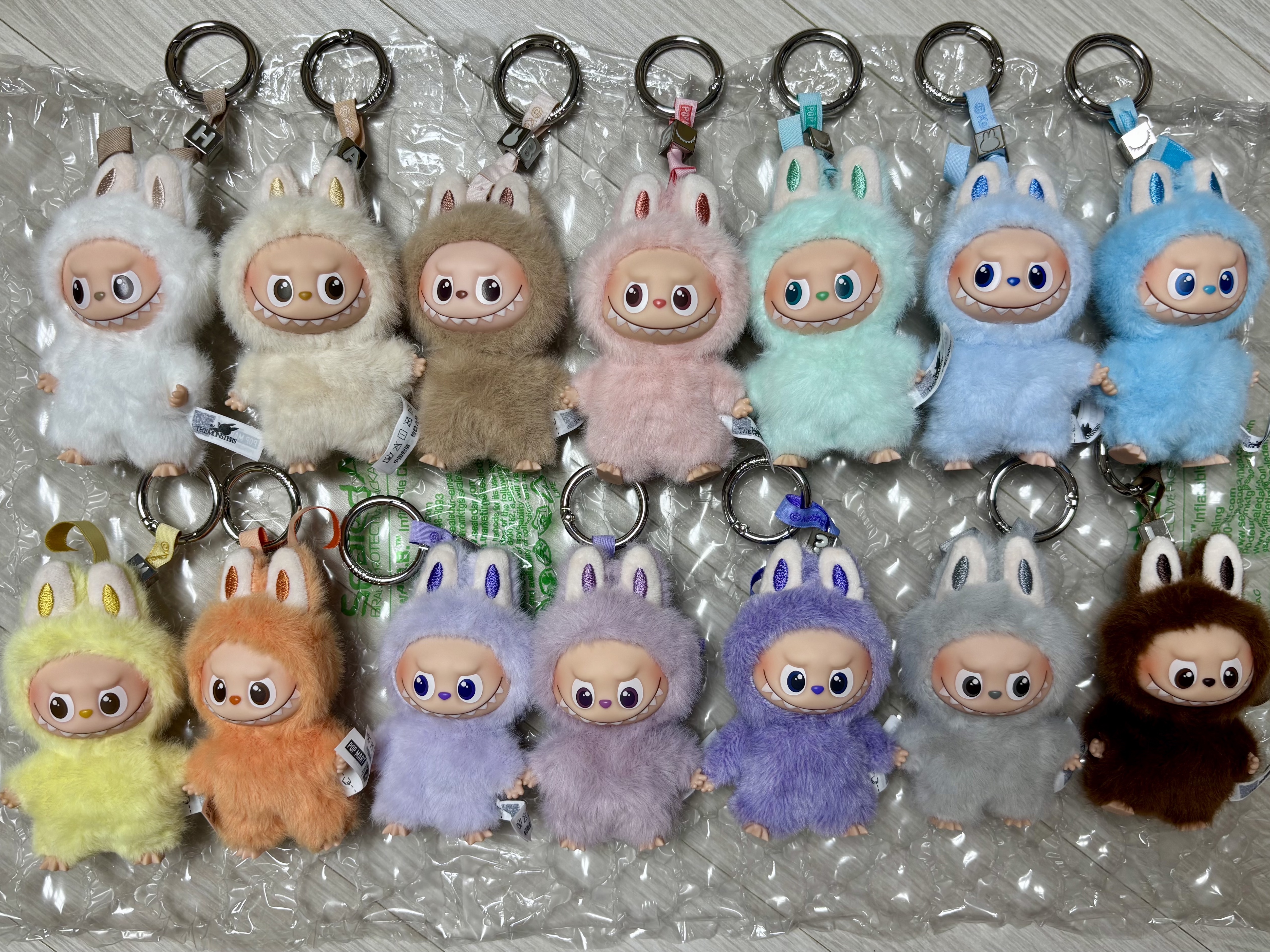 Pop Mart Labubu The Monsters Pin For Love Series Vinyl Plush Pendant Sealed Case (A-M) (14 Blind Boxes) 착용 스타일 - 1