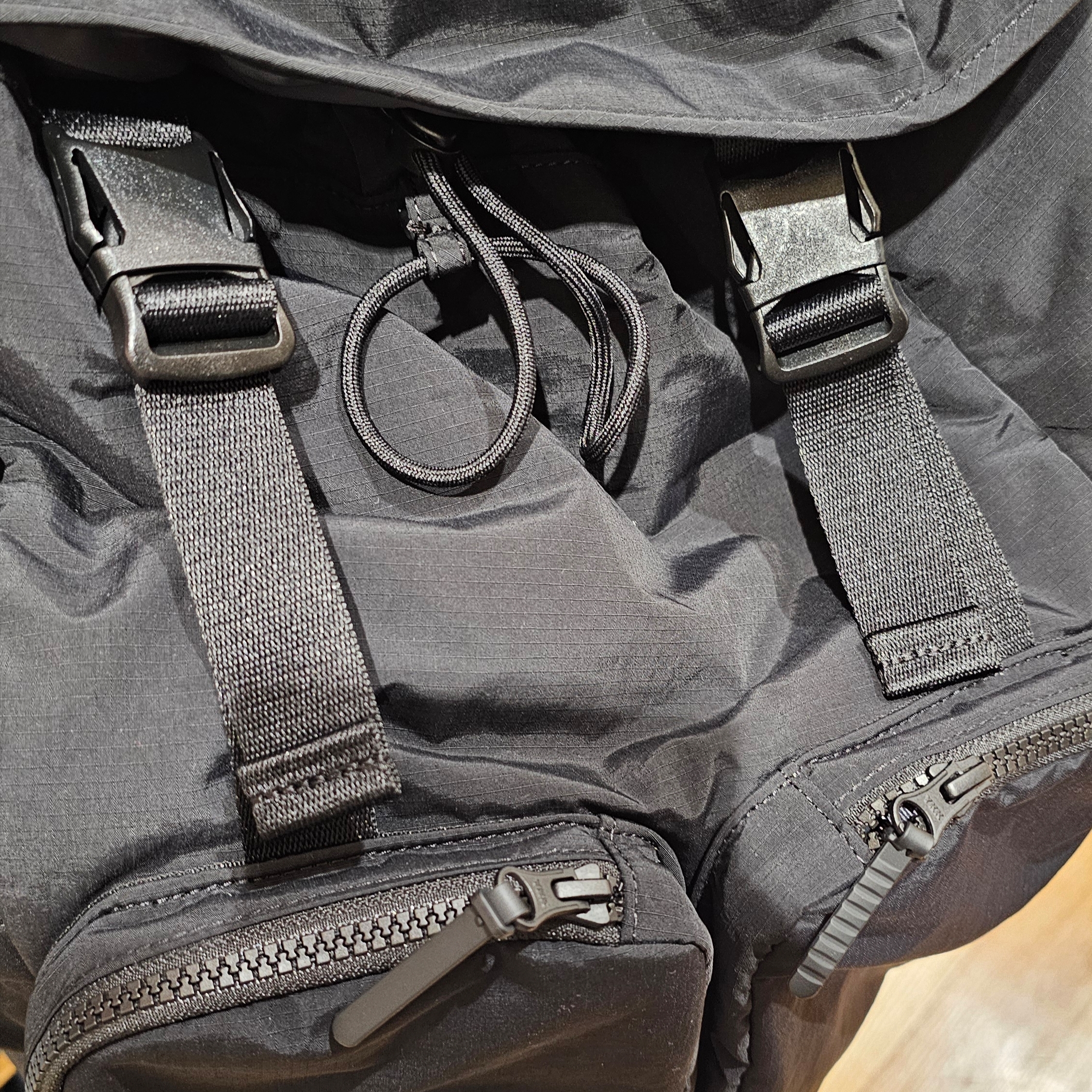 Uniqlo Multi Pocket Backpack Black 착용 스타일
